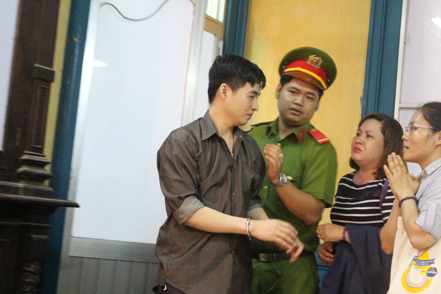 Kẻ giết bạn tình đồng tính ngoại quốc bật khóc khi được giảm án