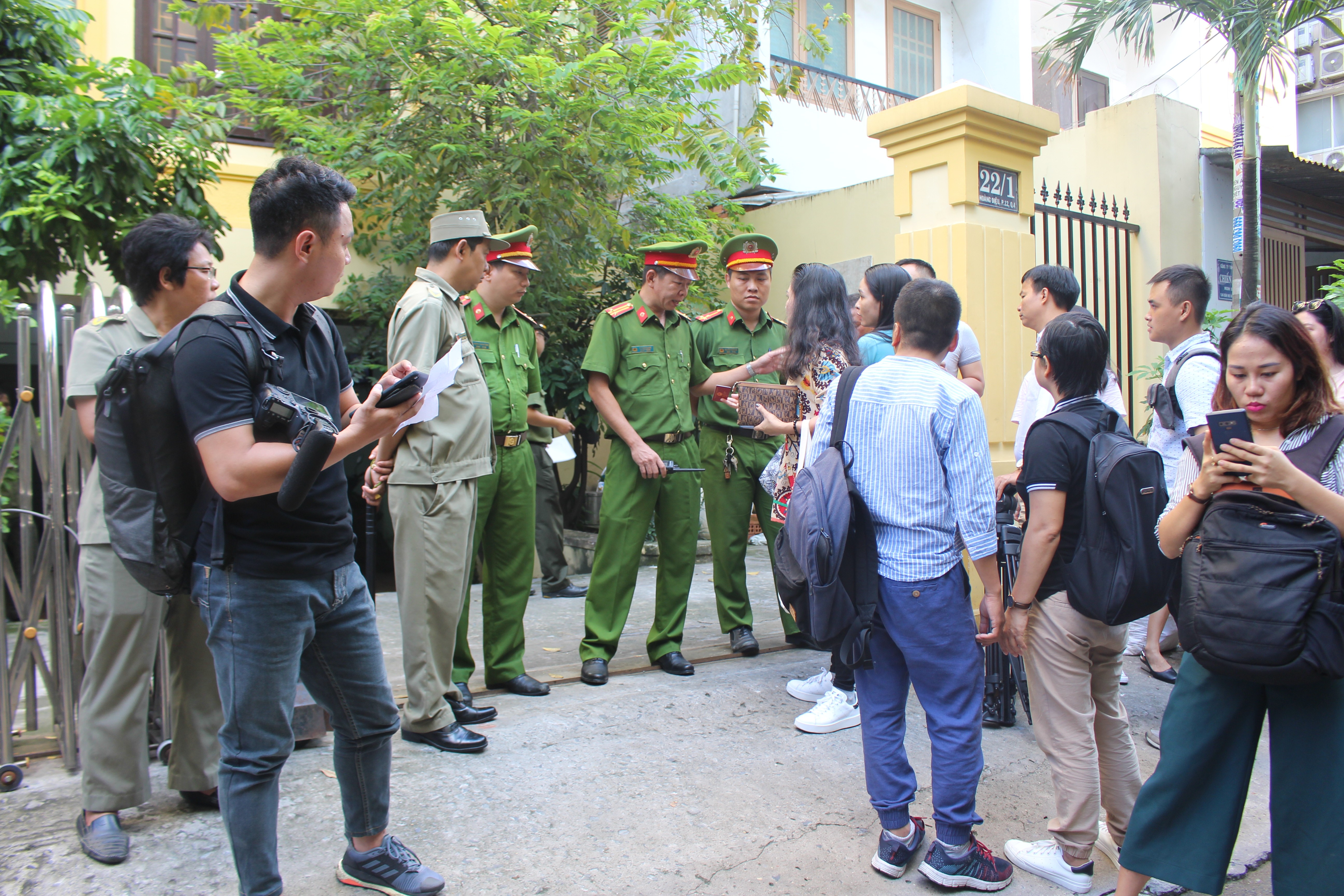 Hồ sơ điều tra - Chùm ảnh, video bị cáo Nguyễn Hữu Linh chạy trốn ống kính phóng viên (Hình 2).