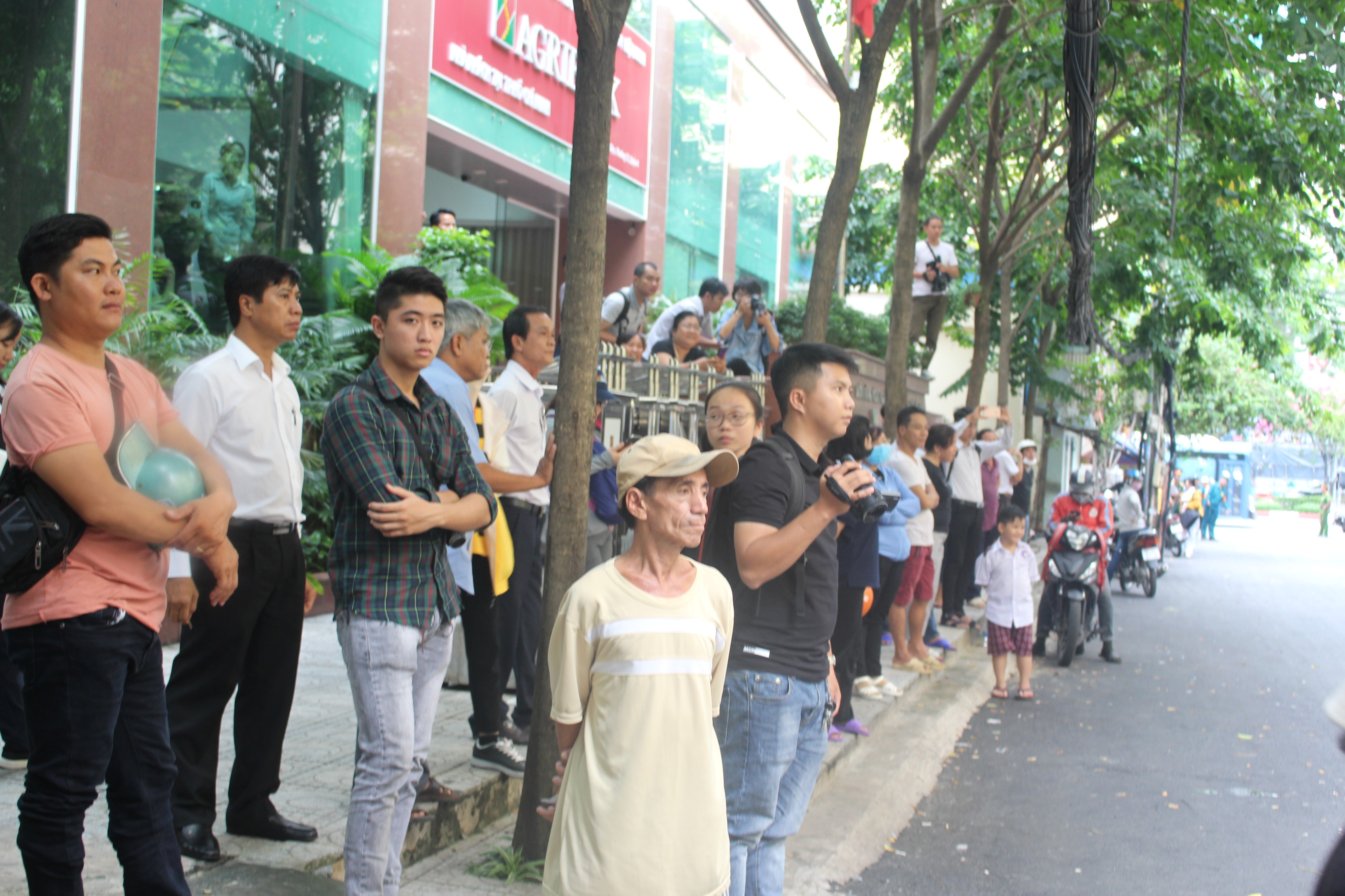 Hồ sơ điều tra - Bị tuyên án tù, xe chở bị cáo Nguyễn Hữu Linh vẫn được “đặc cách” vào tận hầm tòa án đón (Hình 9).