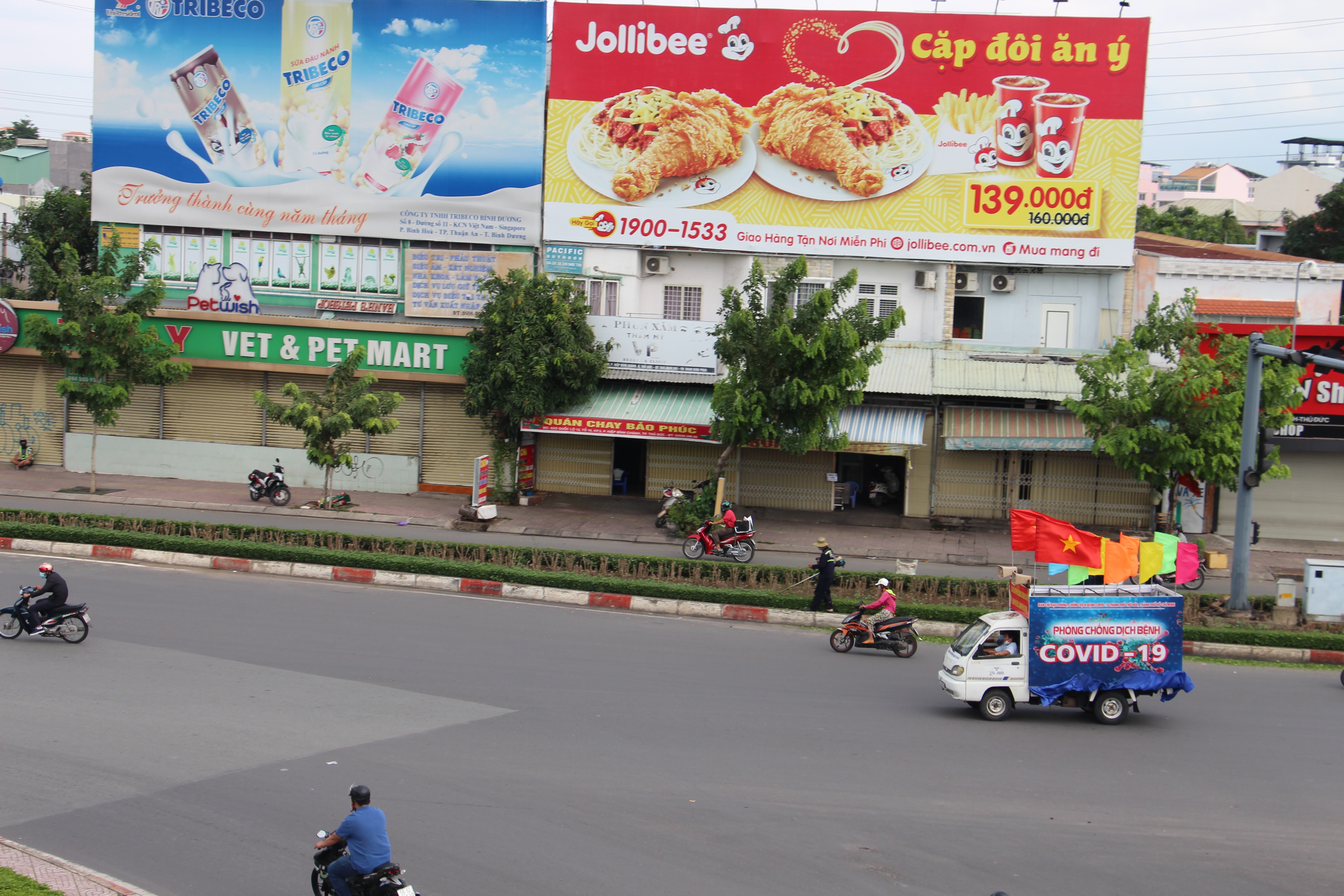 Sự kiện - TP.HCM: Nhịp sống chậm ngày đầu giãn cách xã hội theo Chỉ thị 16  (Hình 23).