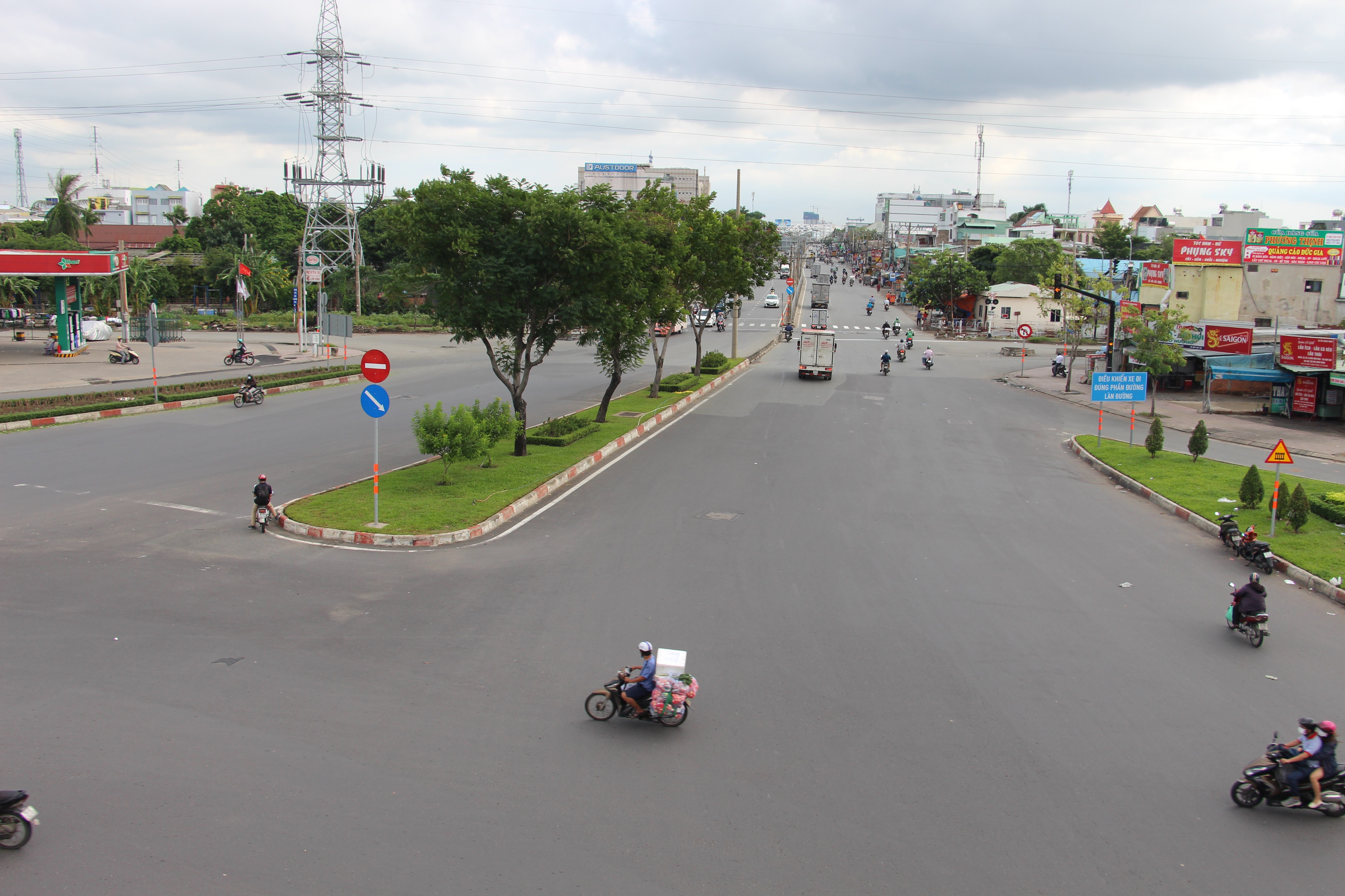 Sự kiện - TP.HCM: Nhịp sống chậm ngày đầu giãn cách xã hội theo Chỉ thị 16  (Hình 6).