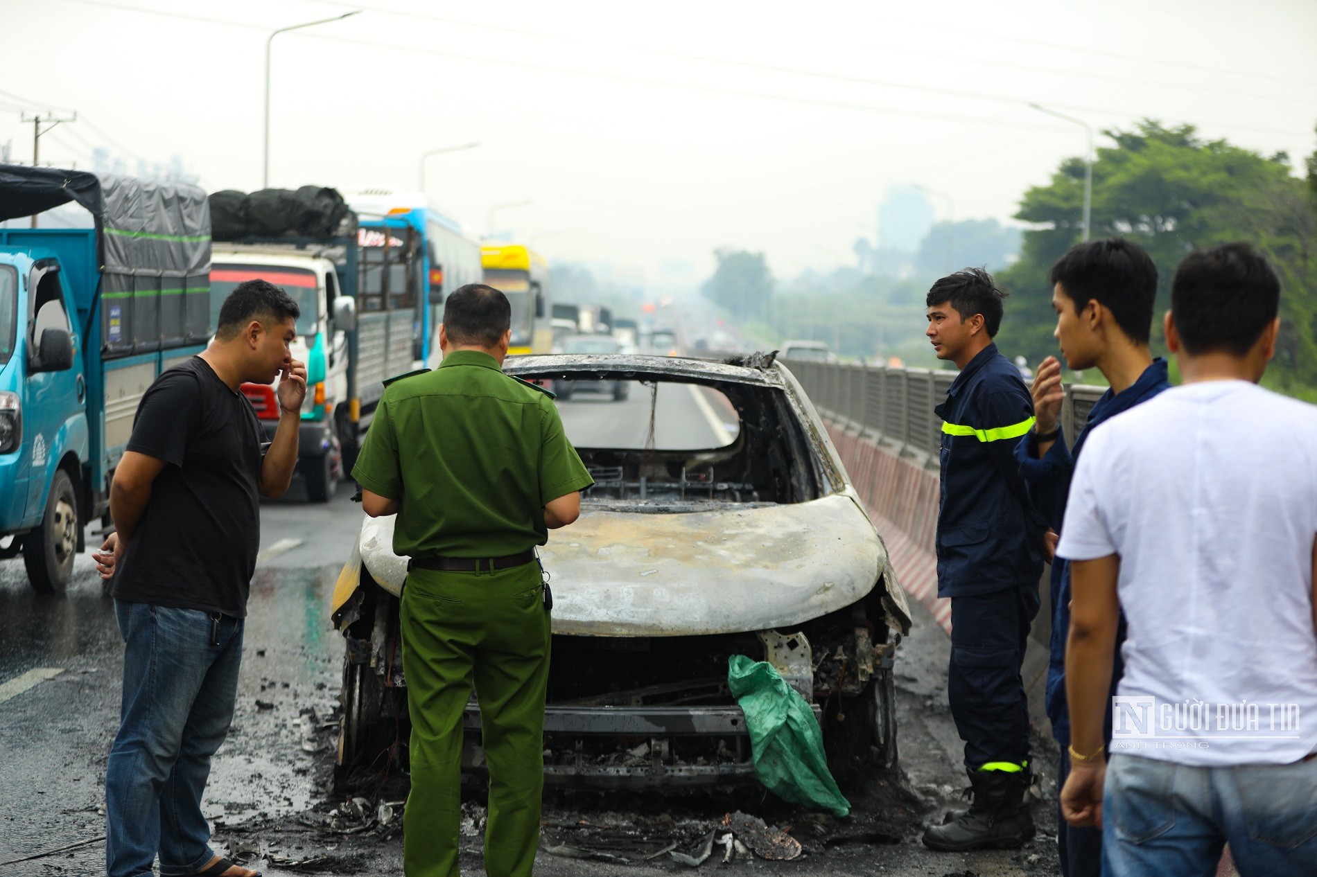 Dân sinh - Hiện trường ô tô con cháy trơ khung khi lưu thông trên Quốc lộ 1A (Hình 9).