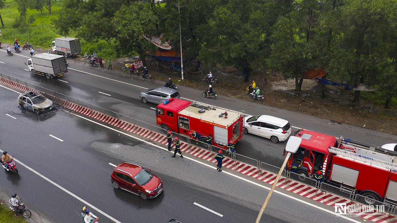 Dân sinh - Hiện trường ô tô con cháy trơ khung khi lưu thông trên Quốc lộ 1A (Hình 5).