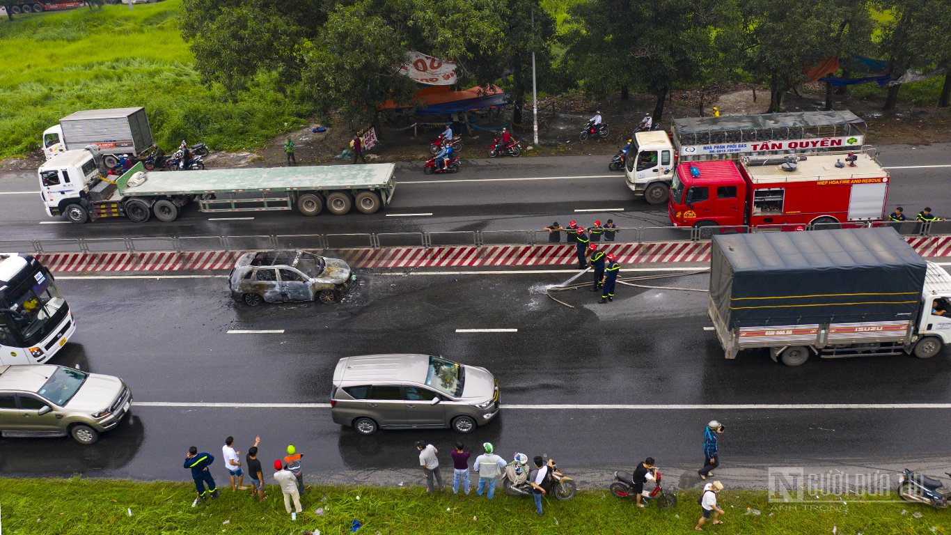 Dân sinh - Hiện trường ô tô con cháy trơ khung khi lưu thông trên Quốc lộ 1A (Hình 4).