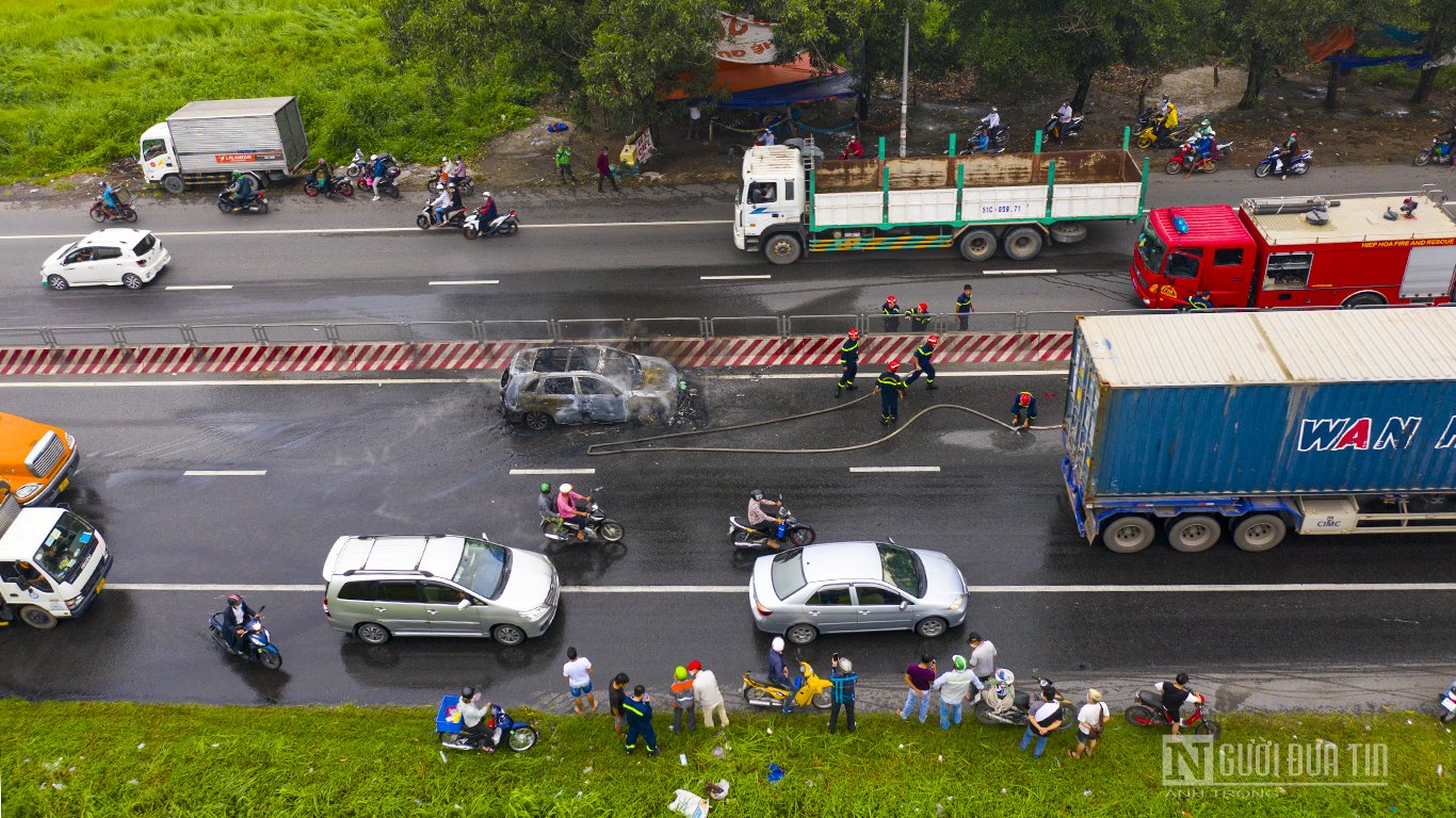 Dân sinh - Hiện trường ô tô con cháy trơ khung khi lưu thông trên Quốc lộ 1A (Hình 3).