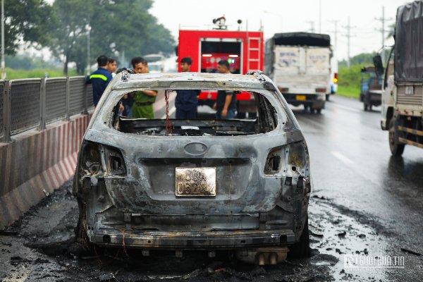 Dân sinh - Hiện trường ô tô con cháy trơ khung khi lưu thông trên Quốc lộ 1A (Hình 7).