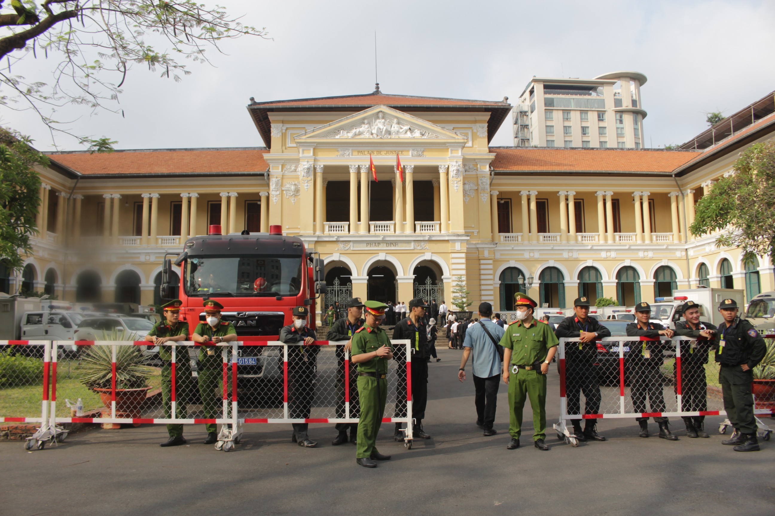 Hồ sơ điều tra - Những hình ảnh bên trong phiên tòa xét xử vụ Vạn Thịnh Phát (Hình 2).