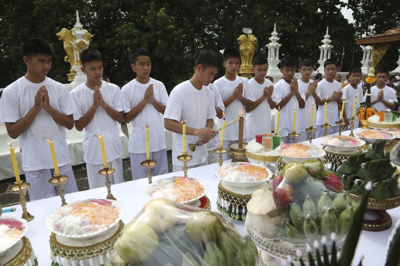 Tiêu điểm - Đội bóng nhí Thái Lan vào chùa tu để tưởng nhớ thợ lặn hy sinh (Hình 2).