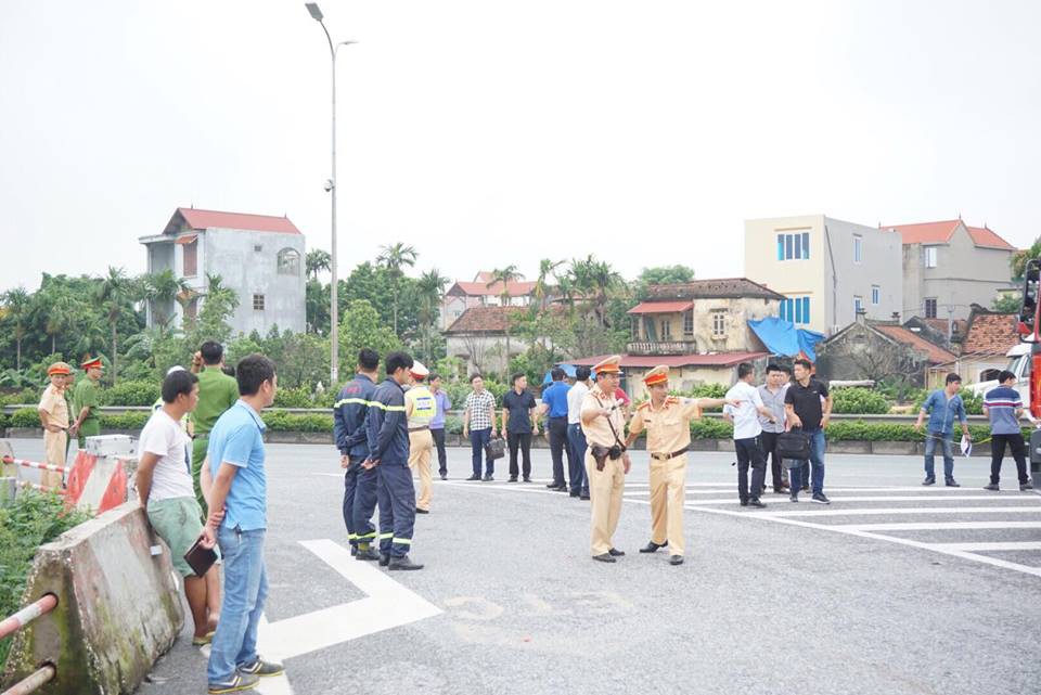 An ninh - Hình sự - Công an dựng lại hiện trường xe khách đâm xe cứu hỏa trên cao tốc (Hình 2).