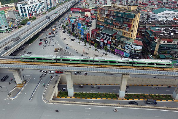 Tin nhanh - Cận cảnh đoàn tàu chạy thử tuyến đường sắt trên cao Cát Linh - Hà Đông (Hình 2).