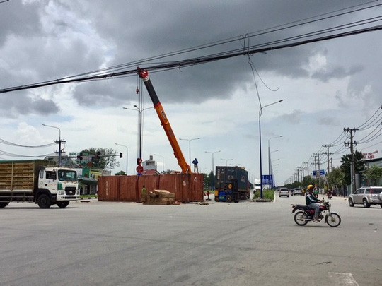 Tin nhanh - Bình Dương: 2 xe container tông nhau, giao thông ách tắc hàng giờ