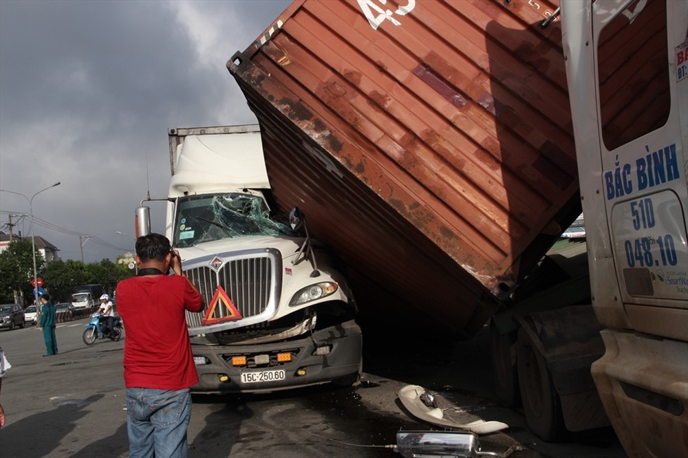 Tin nhanh - Bình Dương: 2 xe container tông nhau, giao thông ách tắc hàng giờ (Hình 2).