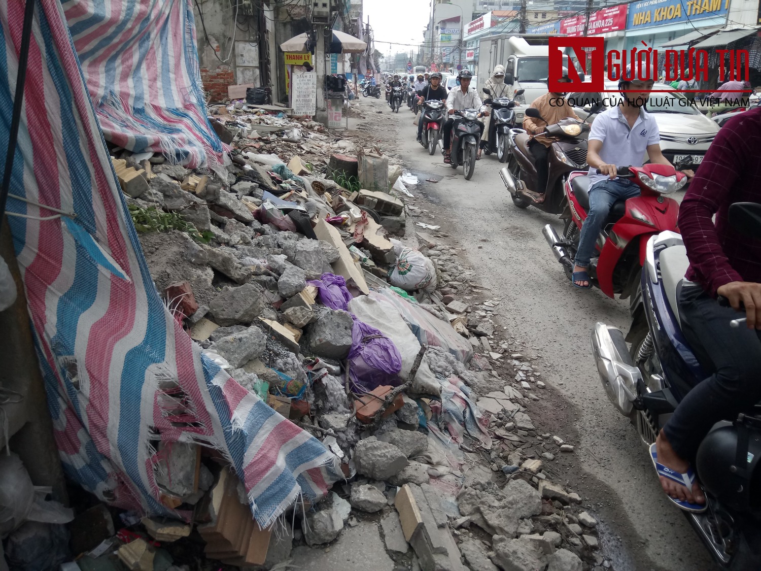 Rác thải tràn ra mặt đường, cản trở các phương tiện lưu thông và trở thành một tác nhân gây tắc đường tại khu vực này.