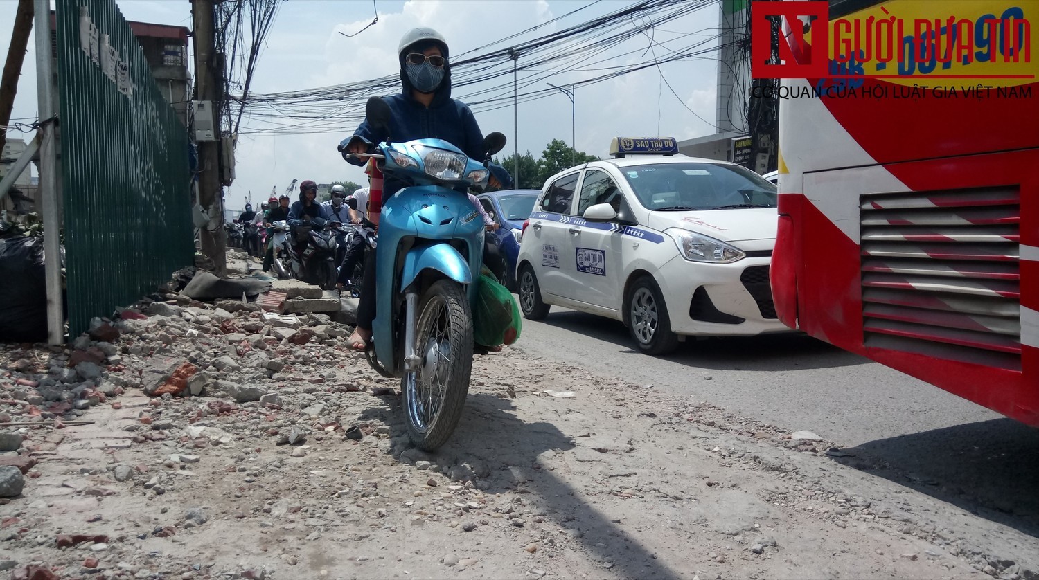 Dù không phải giờ cao điểm nhưng các phương tiện vẫn phải chật vật di chuyển qua đoạn đường.