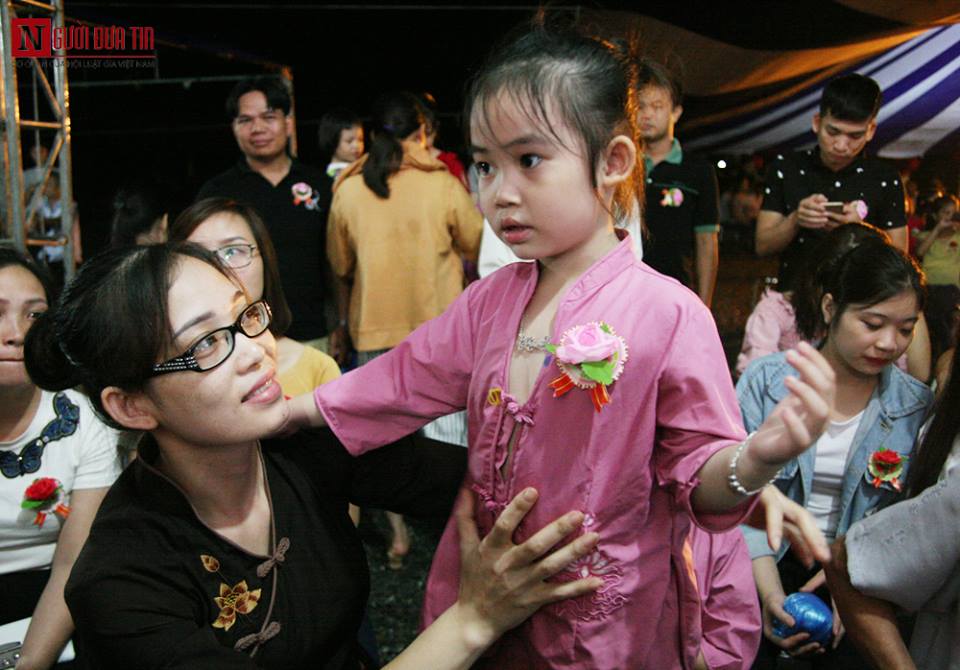 “Cha mẹ dù còn hay đã mất nhưng vẫn hiện hữu trong chúng ta qua từng hơi thở, qua nhịp đập con tim, qua dòng máu đỏ tươi đang lưu thông trong huyết quản. Xin hãy cài và hãy hướng nguyện về cha mẹ bằng tất cả những gì tốt đẹp nhất”, Đại đức Thích Trí Thịnh (trụ trì chùa Kim Sơn Lạc Hồng) giải thích về ý nghĩa việc cài bông hồng lên ngực áo.