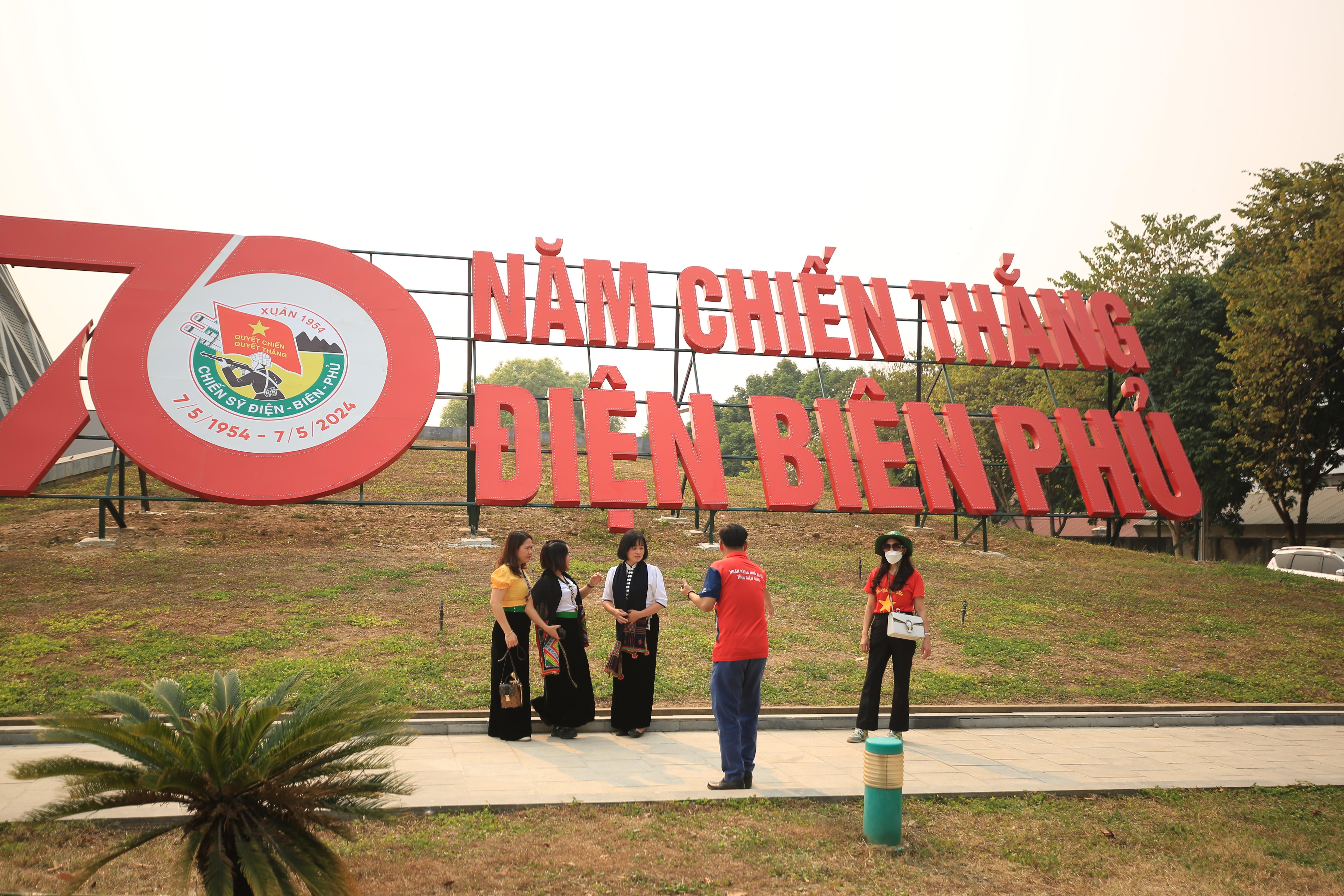 Sự kiện - Đường phố Điện Biên rực rỡ cờ hoa chào mừng Năm Du lịch quốc gia (Hình 13).
