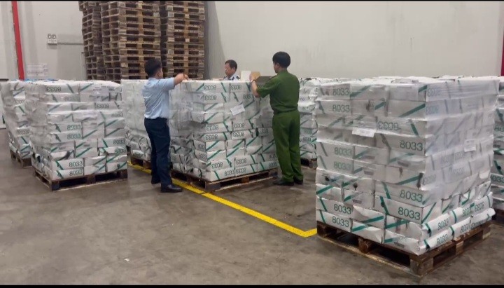 An ninh - Hình sự - Phát hiện gần 12 tấn thực phẩm nghi nhập lậu tại Hà Nội