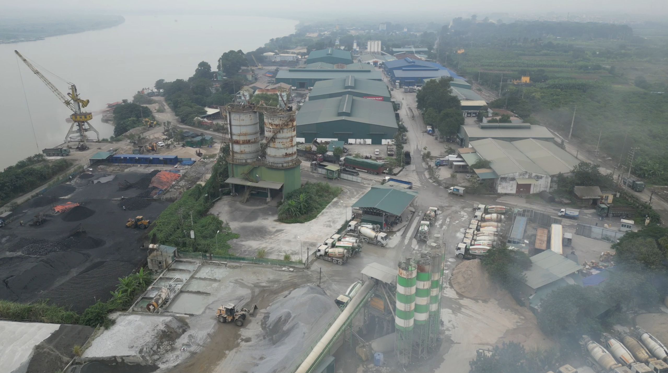 Môi trường - Hà Nội: Đổ phế thải lấp ao hồ tại phường Yên Sở (Hình 10).