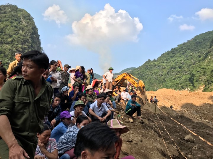 Tin nhanh - Vụ sập hầm vàng ở Hòa Bình: Thắt lòng tiếng khóc của người cha có con mắc kẹt  (Hình 2).