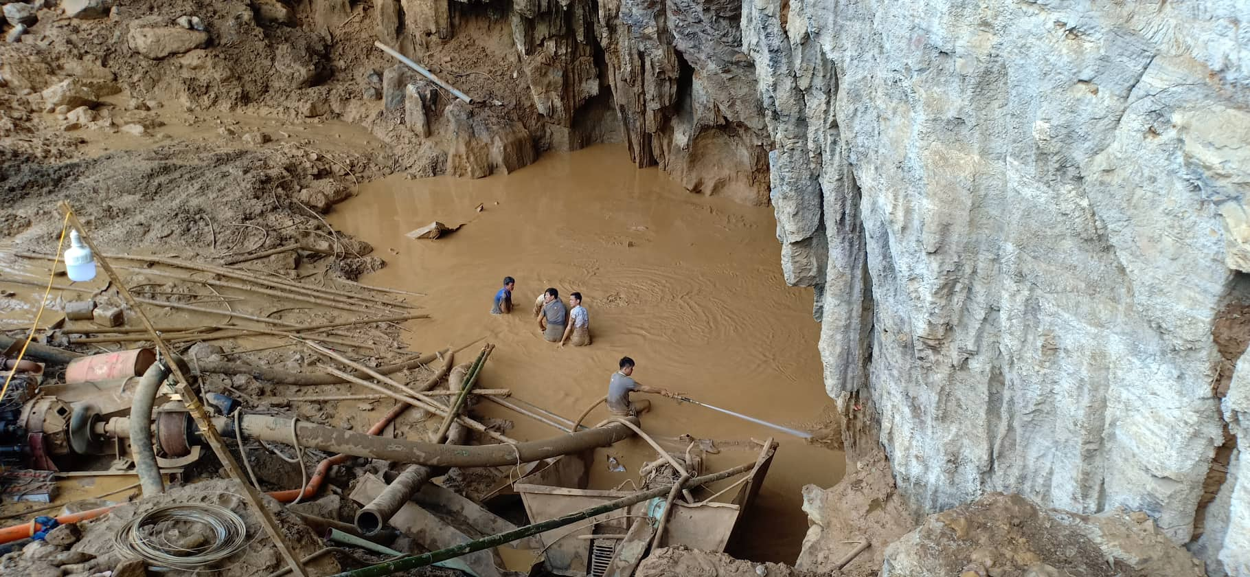 Tin nhanh - Vụ sập hầm vàng ở Hòa Bình: Phát hiện ô tô và máy xúc bị mắc kẹt (Hình 2).