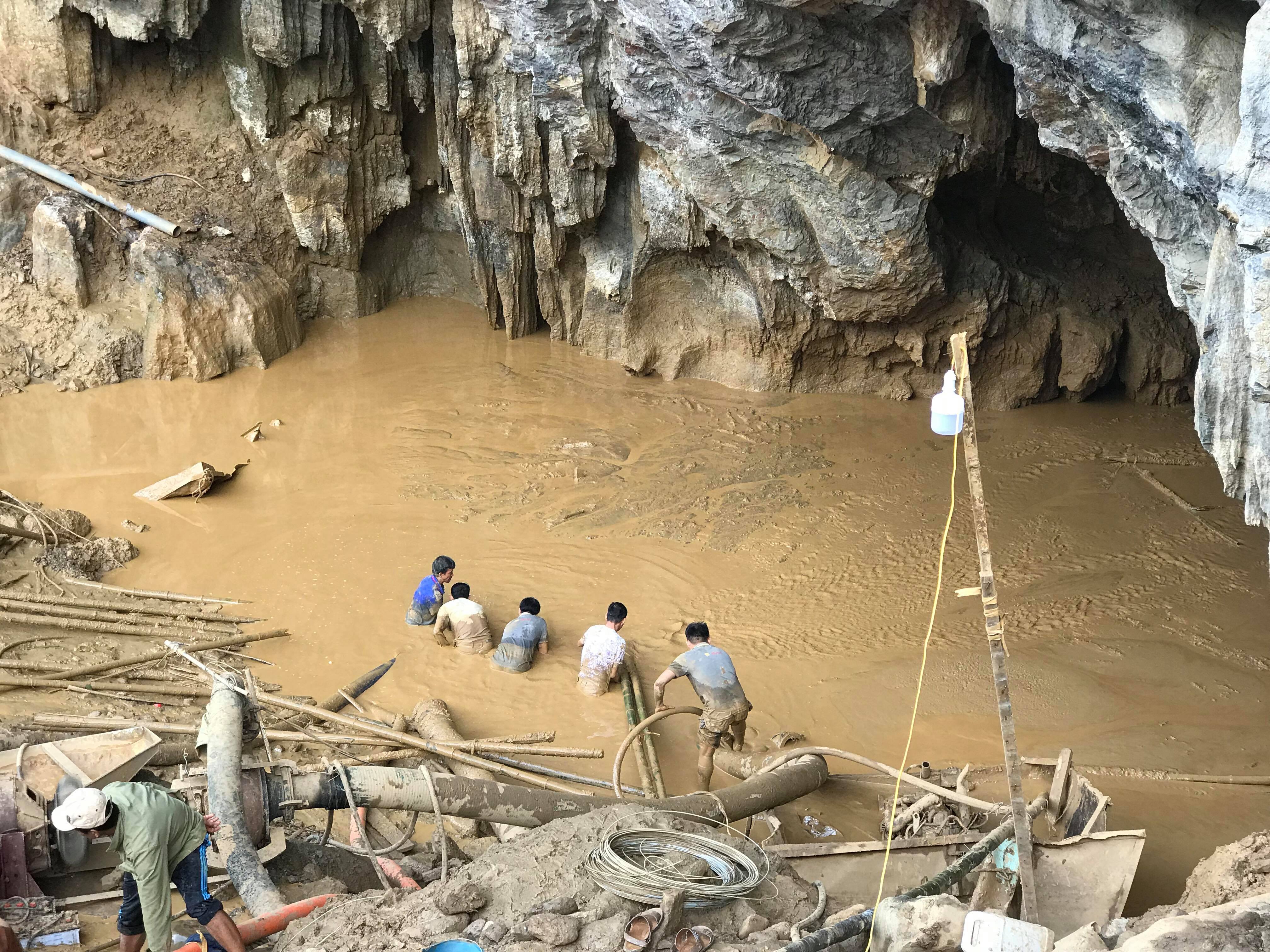 Tin nhanh - Vụ sập hầm vàng ở Hòa Bình: Phát hiện ô tô và máy xúc bị mắc kẹt (Hình 10).