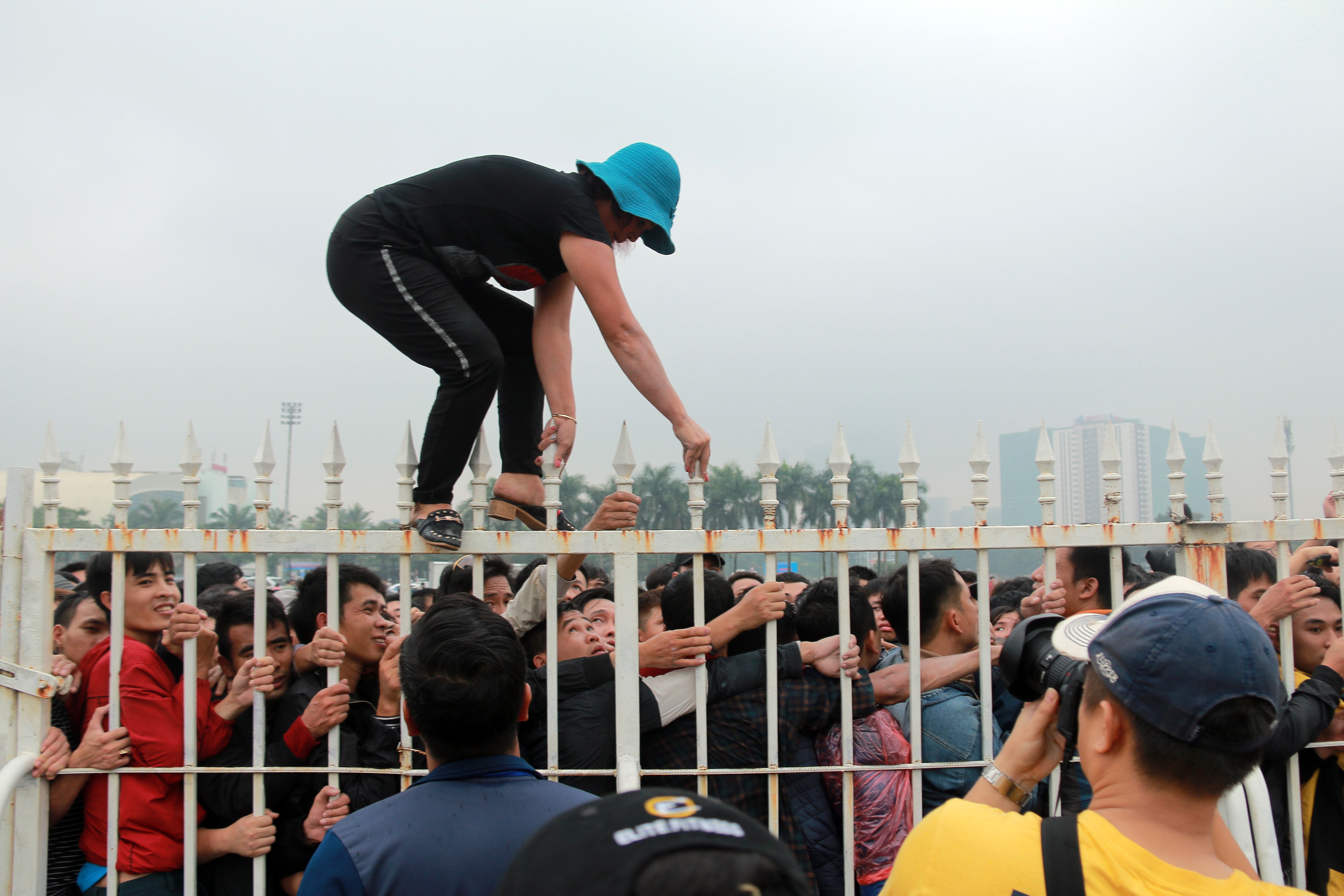 Thể thao - CĐV xô đổ hàng rào, đội mưa, chen lấn để có vé trận Việt Nam-Malaysia (Hình 6).