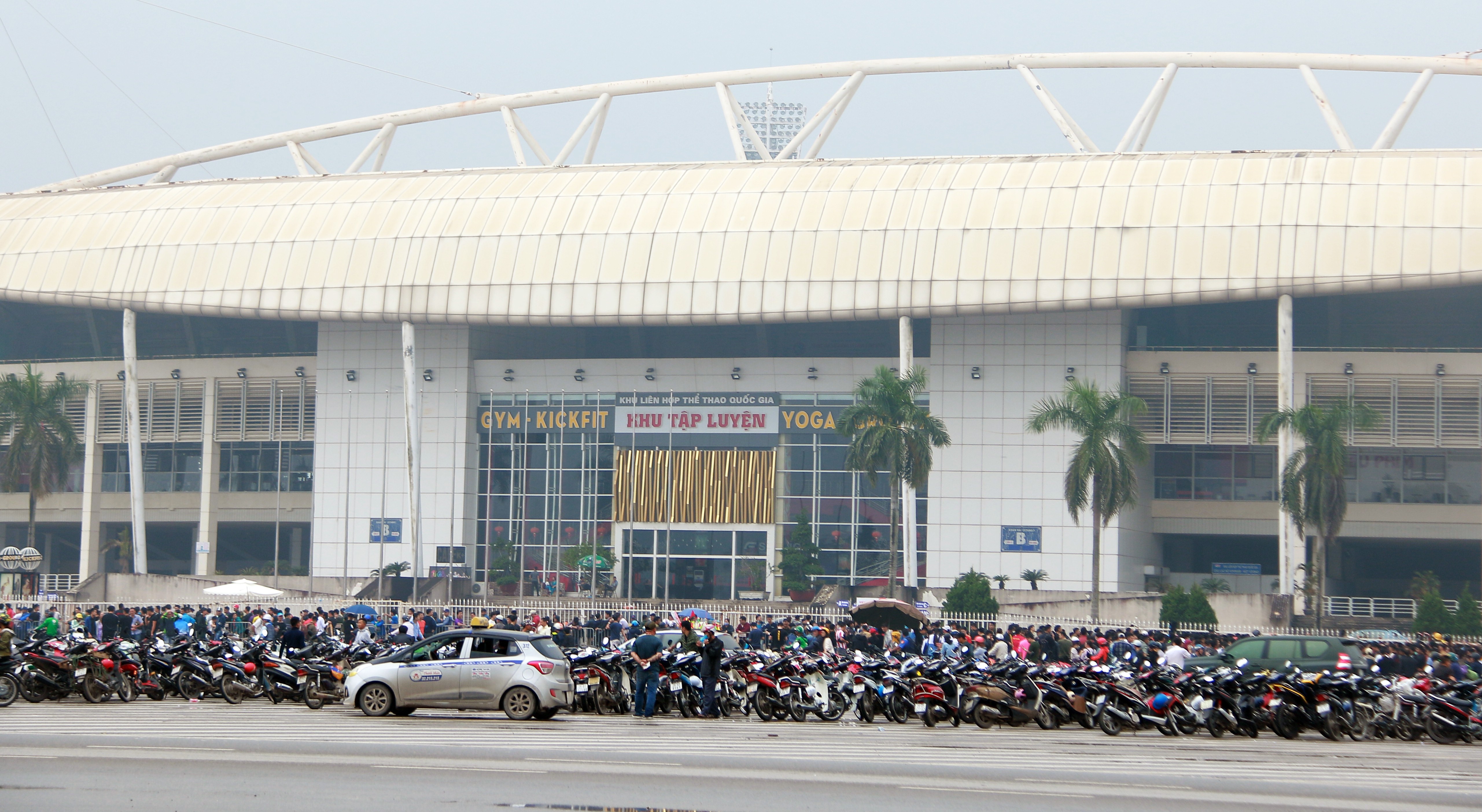 Thể thao - CĐV xô đổ hàng rào, đội mưa, chen lấn để có vé trận Việt Nam-Malaysia (Hình 17).