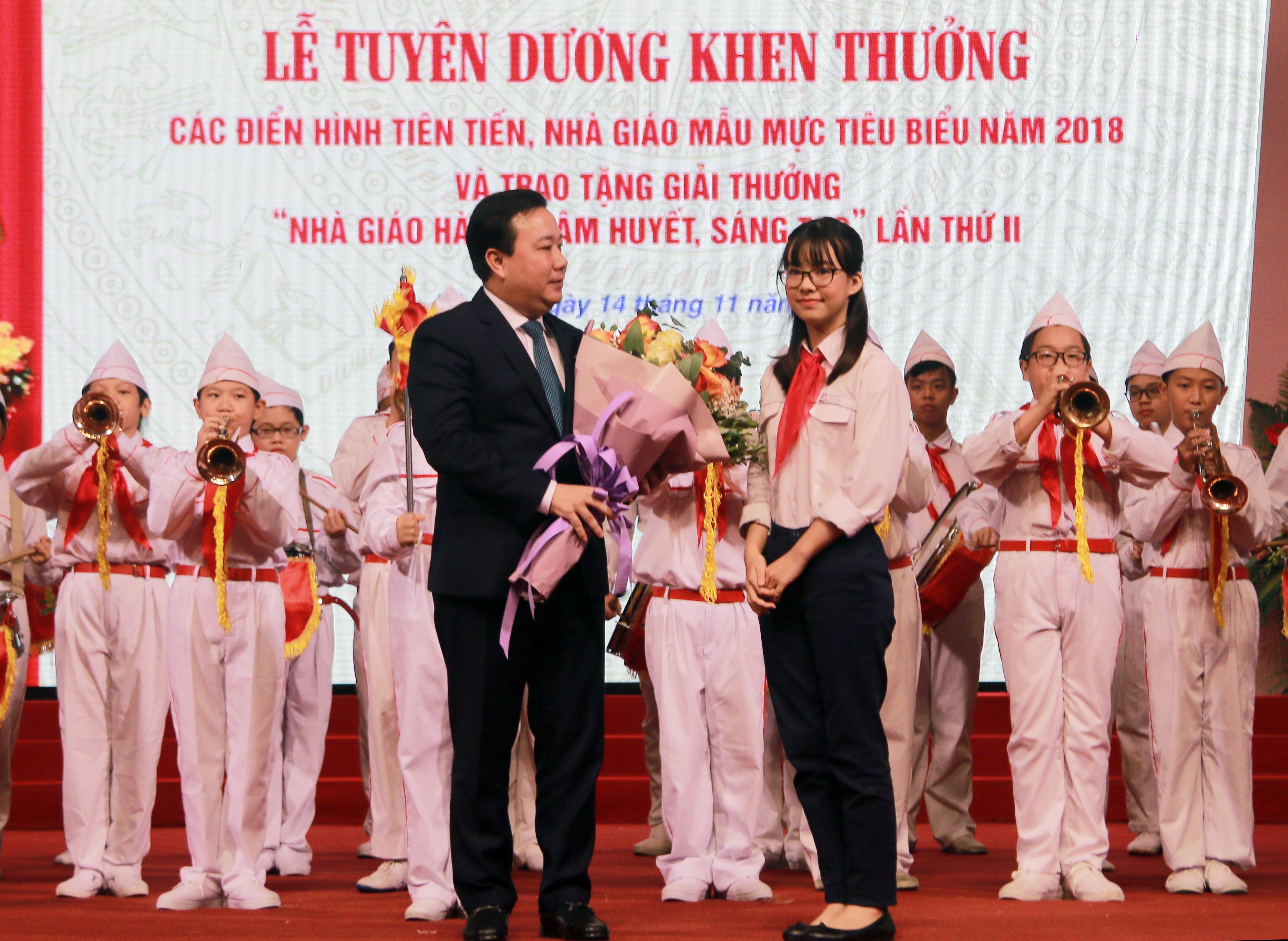 Giáo dục - Hà Nội: Tuyên dương khen thưởng các điển hình tiên tiến, nhà giáo mẫu mực tiêu biểu (Hình 3).