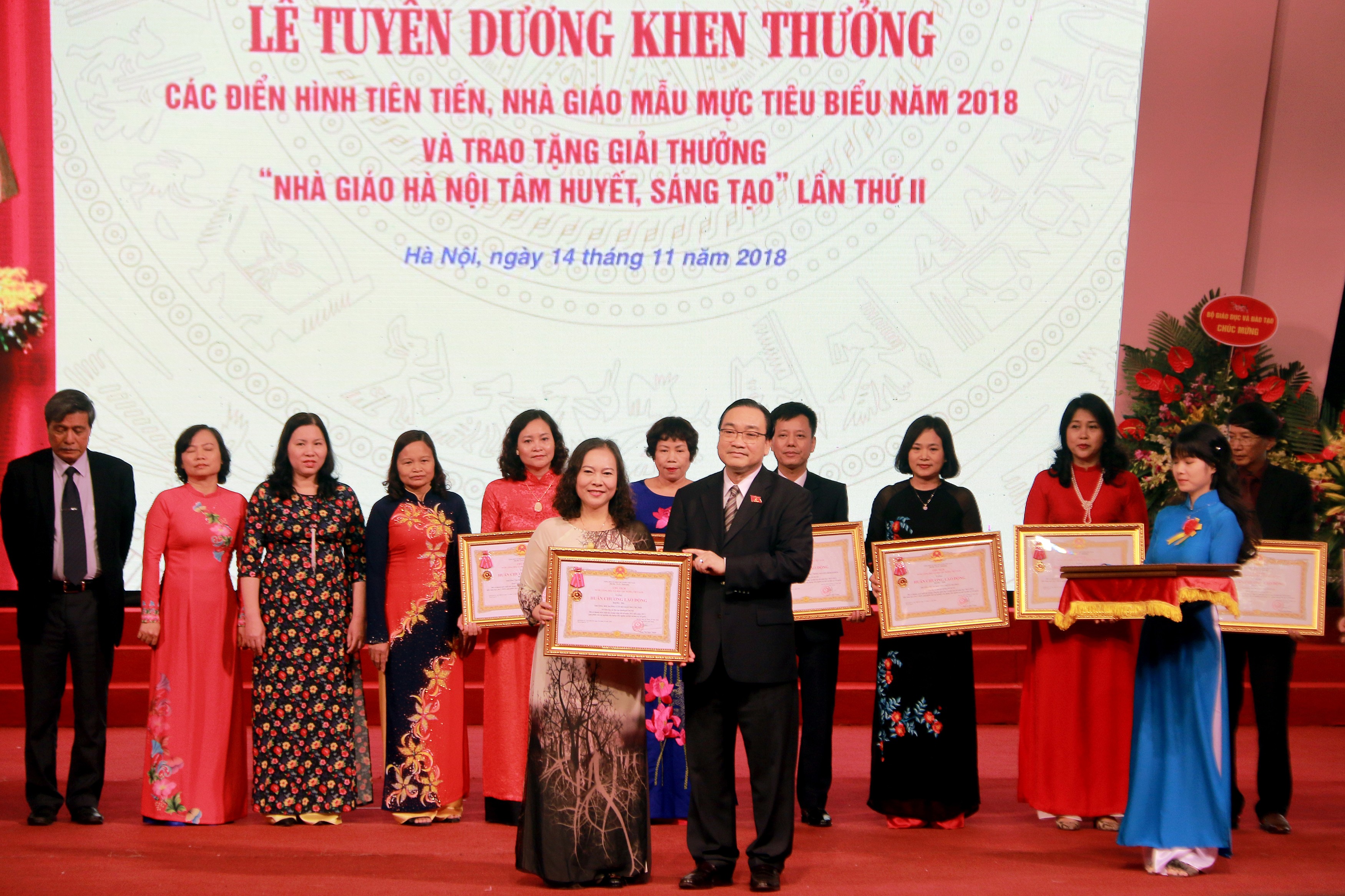 Giáo dục - Hà Nội: Tuyên dương khen thưởng các điển hình tiên tiến, nhà giáo mẫu mực tiêu biểu (Hình 2).