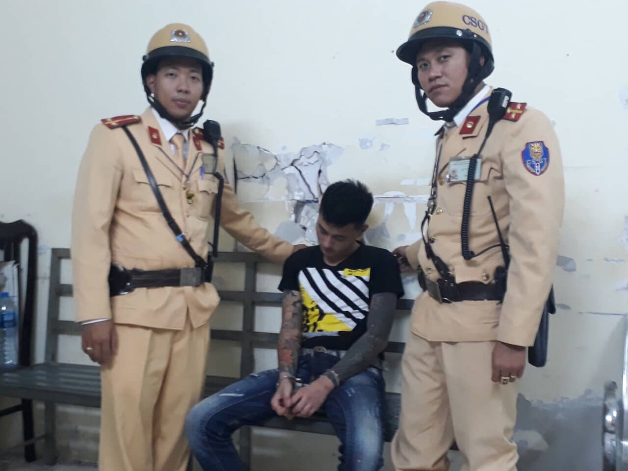 Tin nhanh - Hà Nội: CSGT truy đuổi 3 đối tượng đánh và bắt giữ người trái phép (Hình 2).