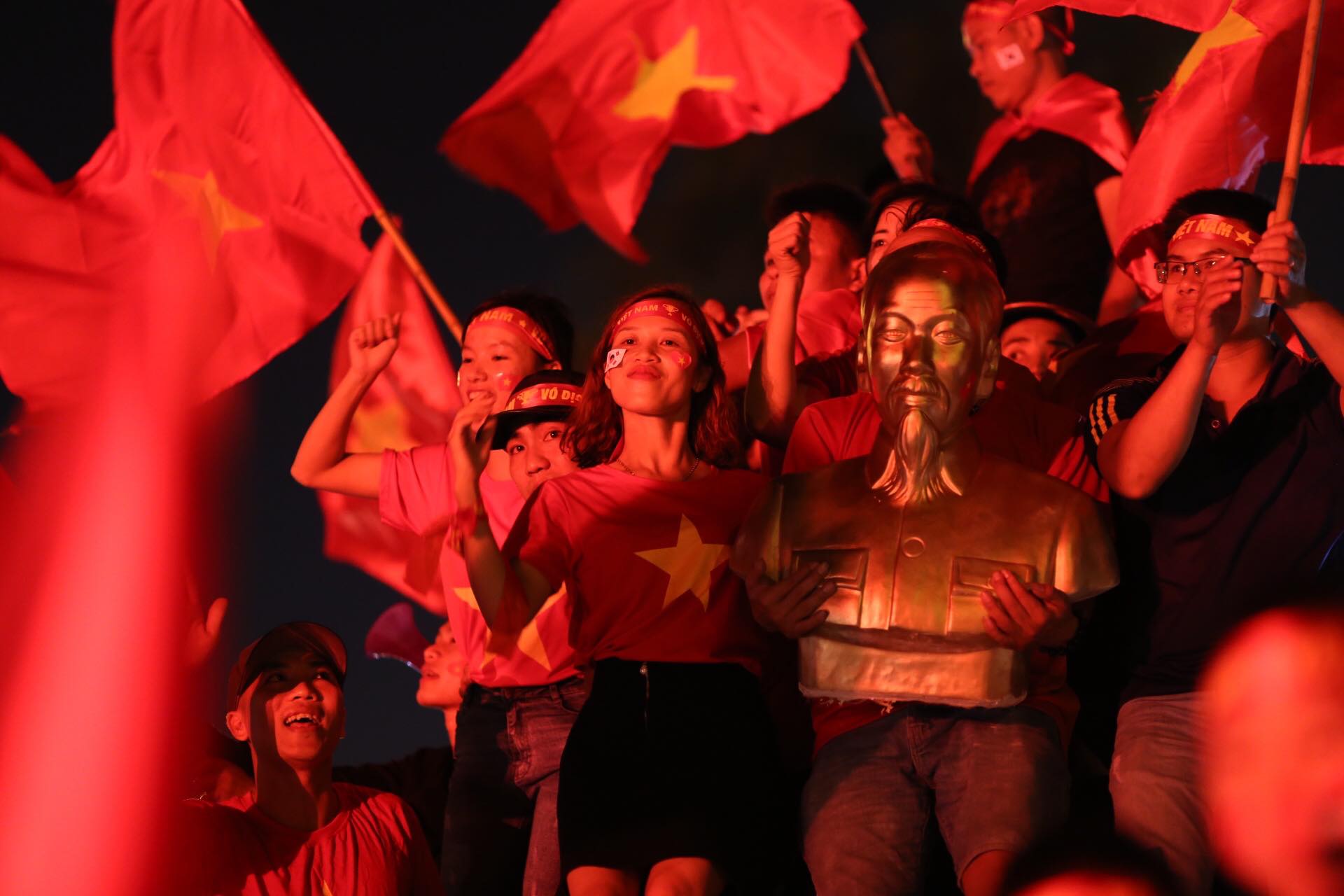 Thể thao - Trắng đ&ecirc;m ăn mừng chiến thắng của ĐT Vi&ecirc;̣t Nam