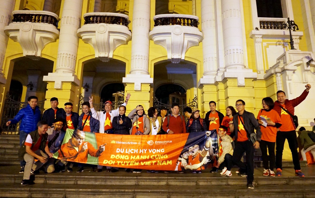 Thể thao - CĐV 'hừng hực' khí thế trước giờ khởi hành sang Malaysia tiếp lửa tinh thần tuyển Việt Nam