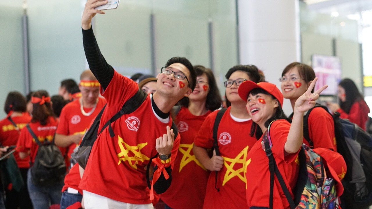 Thể thao - CĐV 'hừng hực' khí thế trước giờ khởi hành sang Malaysia tiếp lửa tinh thần tuyển Việt Nam (Hình 5).