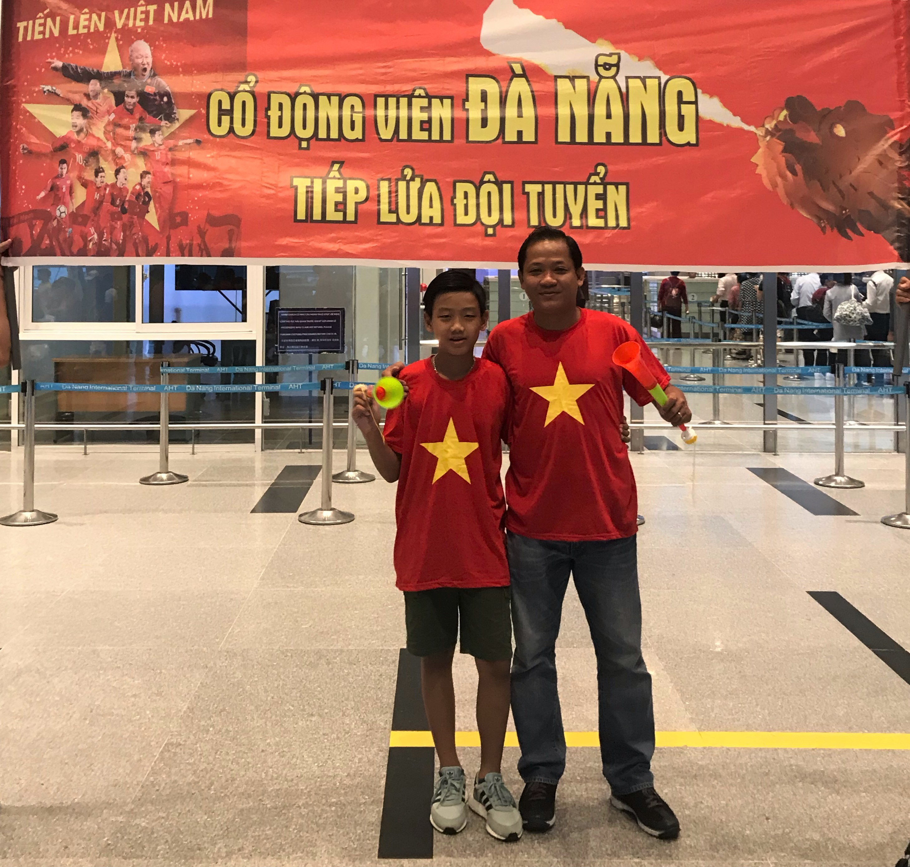 Thể thao - CĐV 'hừng hực' khí thế trước giờ khởi hành sang Malaysia tiếp lửa tinh thần tuyển Việt Nam (Hình 9).