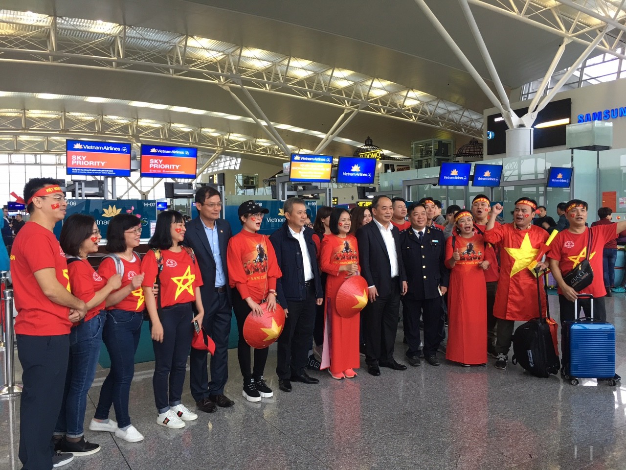 Thể thao - CĐV 'hừng hực' khí thế trước giờ khởi hành sang Malaysia tiếp lửa tinh thần tuyển Việt Nam (Hình 4).