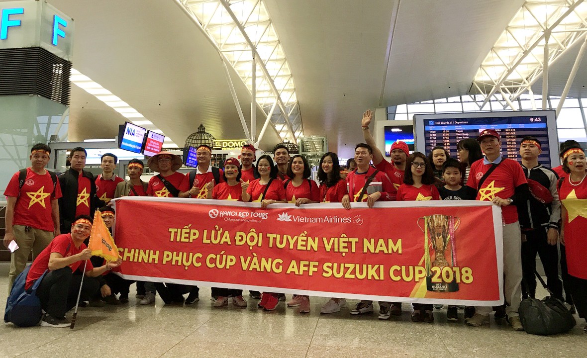 Thể thao - CĐV 'hừng hực' khí thế trước giờ khởi hành sang Malaysia tiếp lửa tinh thần tuyển Việt Nam (Hình 3).
