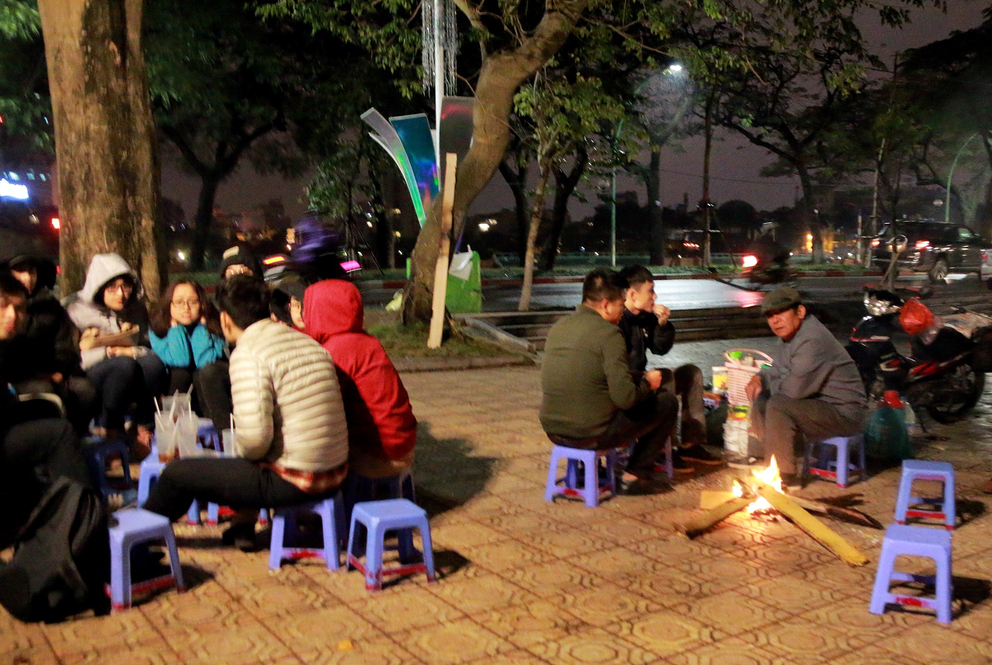 Tin nhanh - [Chùm ảnh] Người dân Hà Nội co ro, nhọc nhằn mưu sinh giữa đêm Đông mưa rét