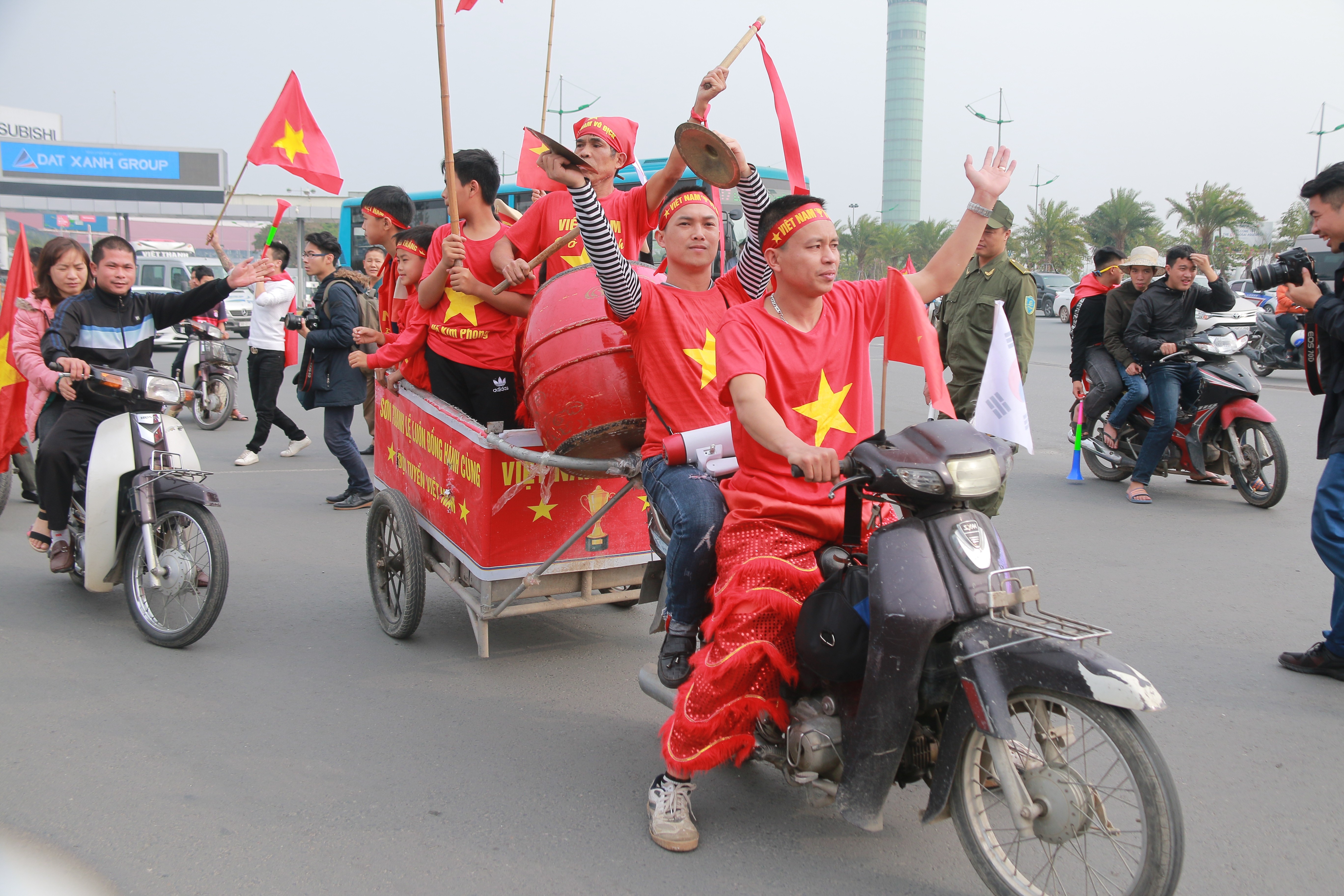 Thể thao - CĐV háo hức đón đội tuyển Việt Nam về ăn Tết (Hình 4).