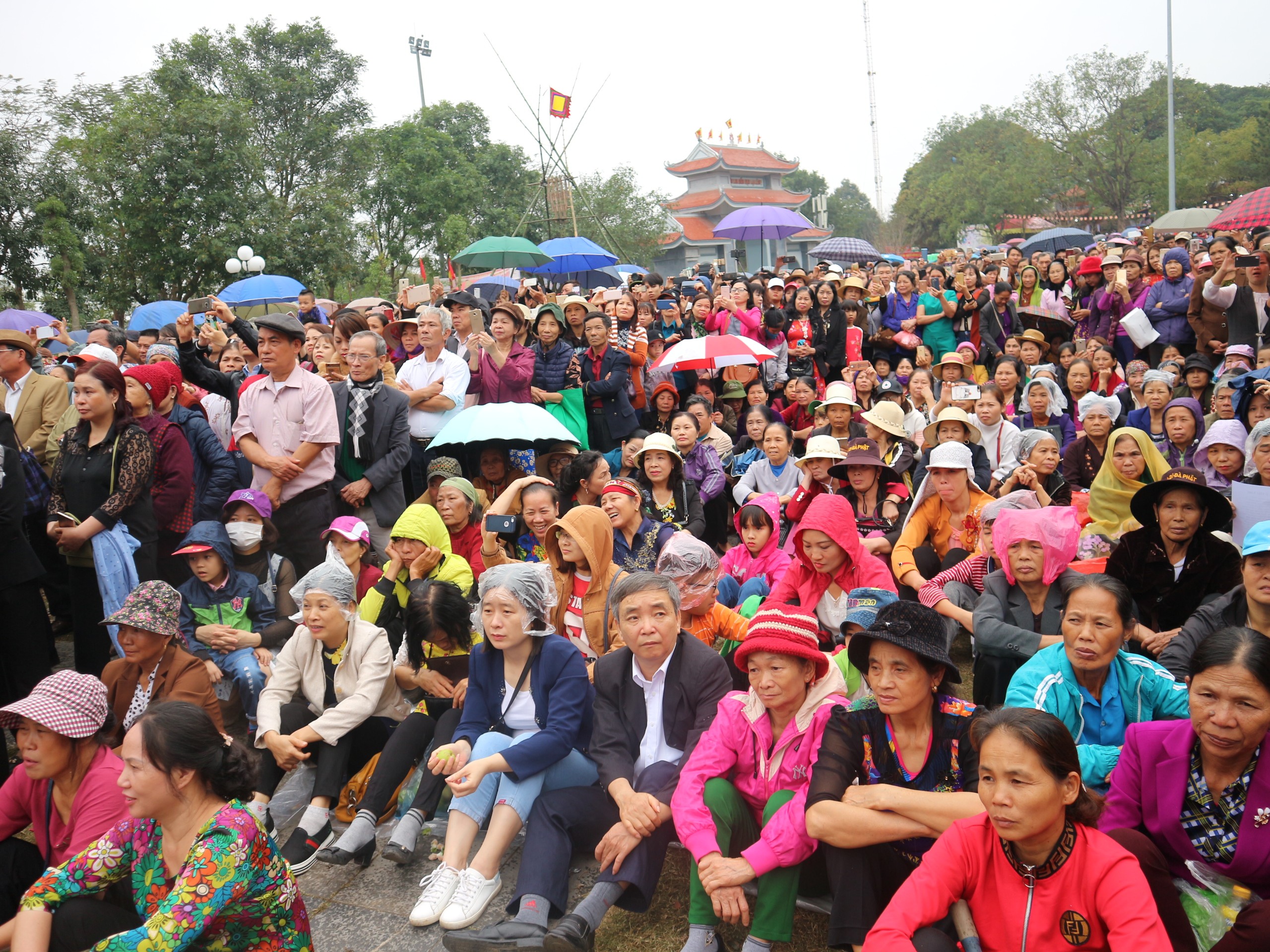 Tin nhanh - Du khách nô nức đội mưa trẩy Hội Lim