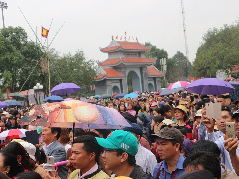 Tin nhanh - Du khách nô nức đội mưa trẩy Hội Lim (Hình 4).