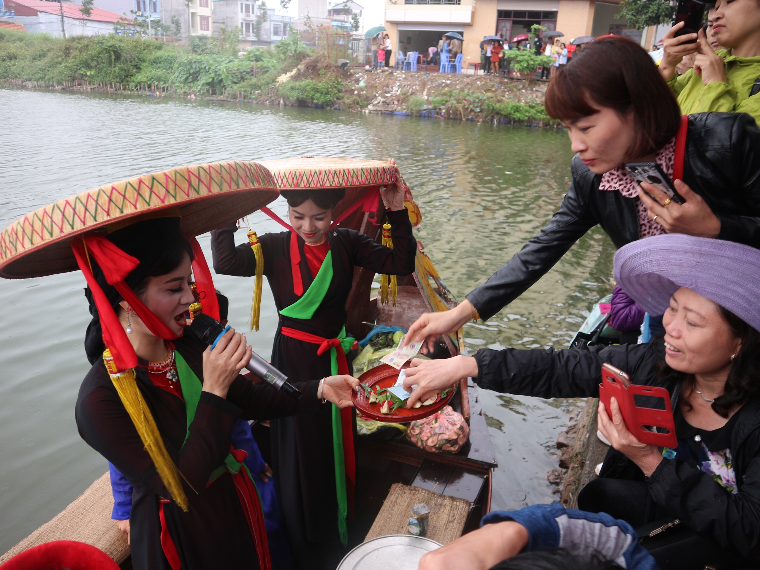 Tin nhanh - Những hình ảnh không đẹp tại hội Lim 2019