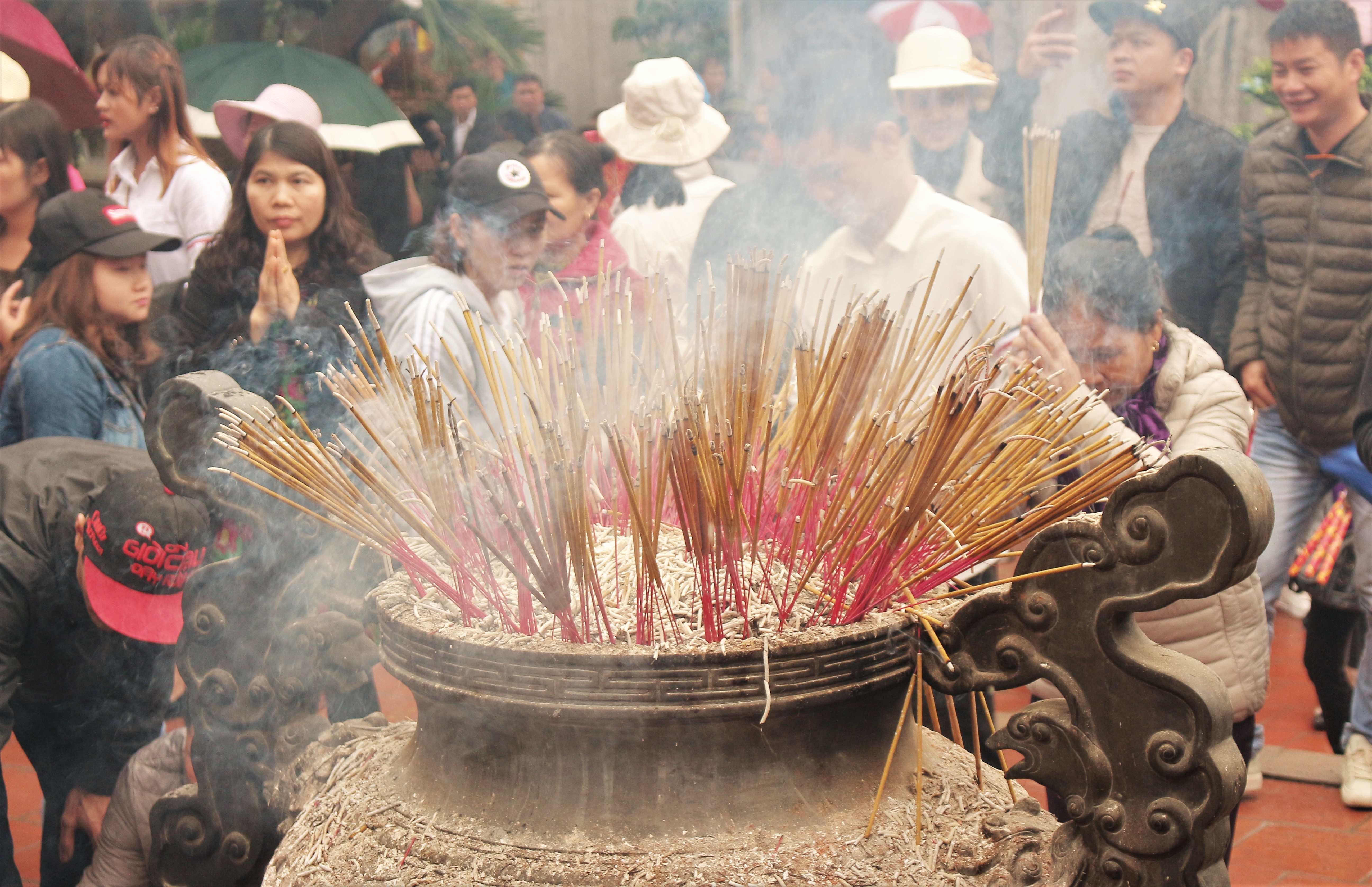 Tin nhanh - Những hình ảnh không đẹp tại hội Lim 2019 (Hình 4).