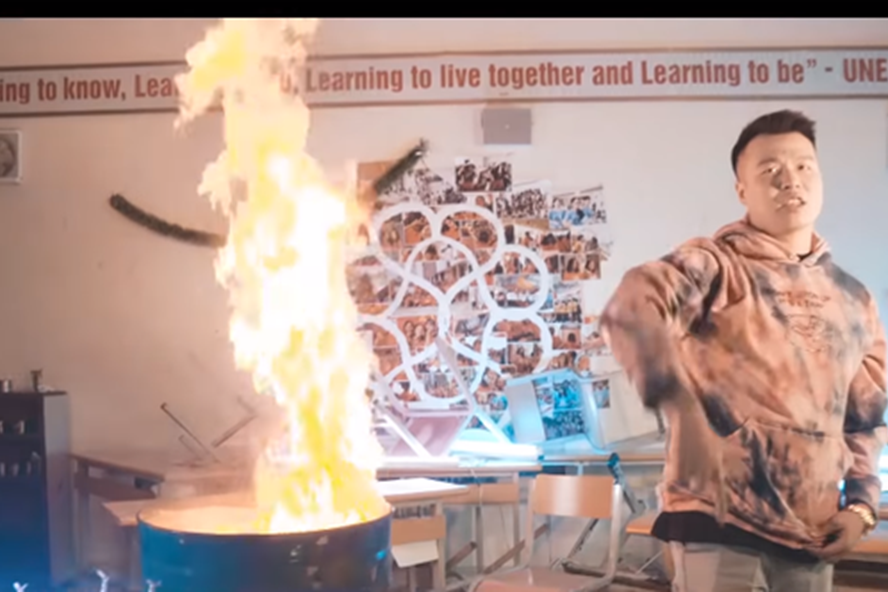 Tin nhanh - Đốt sách để quay MV: Phản cảm, thiếu văn hóa
