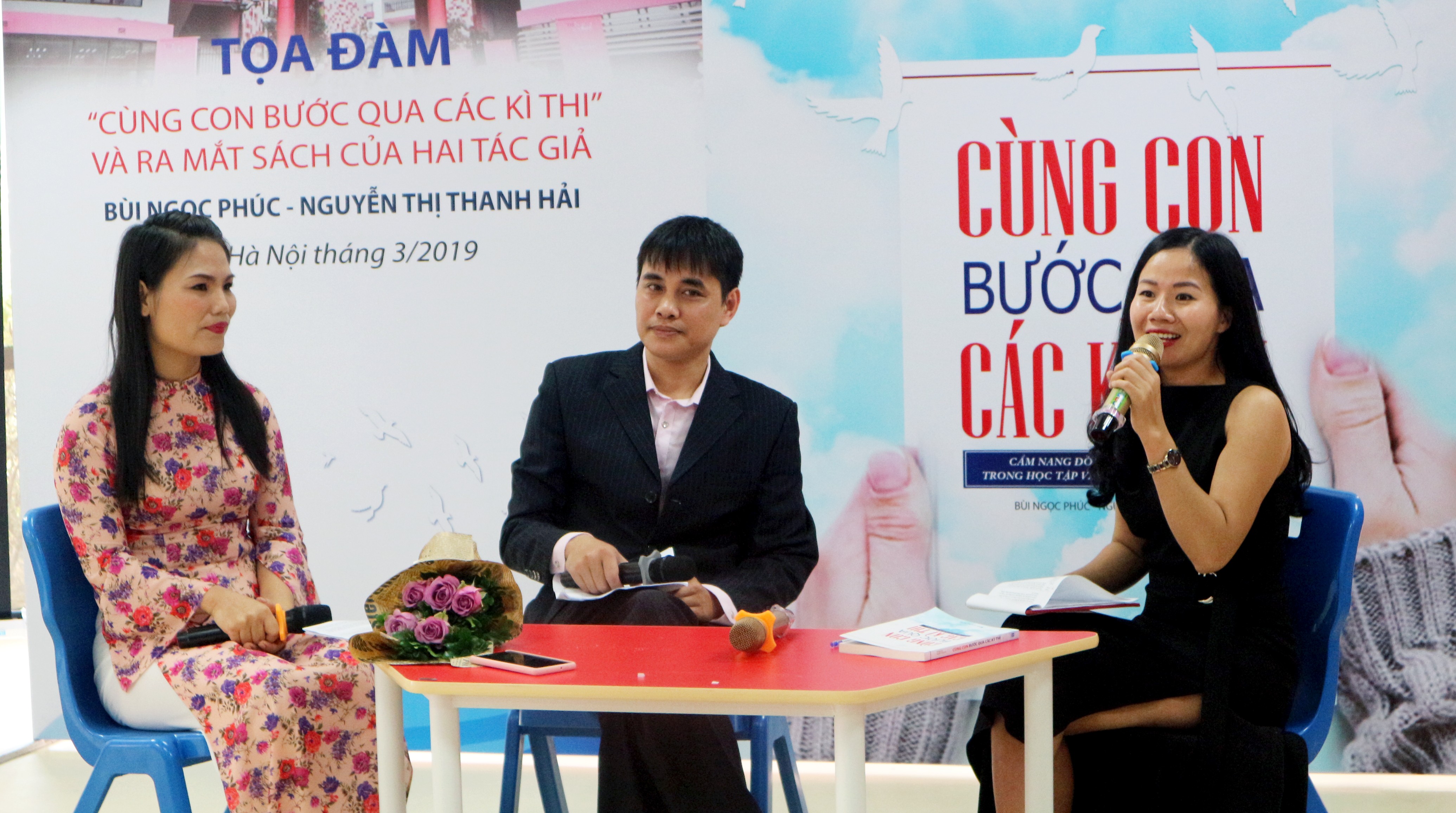 Giáo dục - Phụ huynh “săn đón” cuốn sách ra mắt trước các kỳ thi tuyển sinh 2019