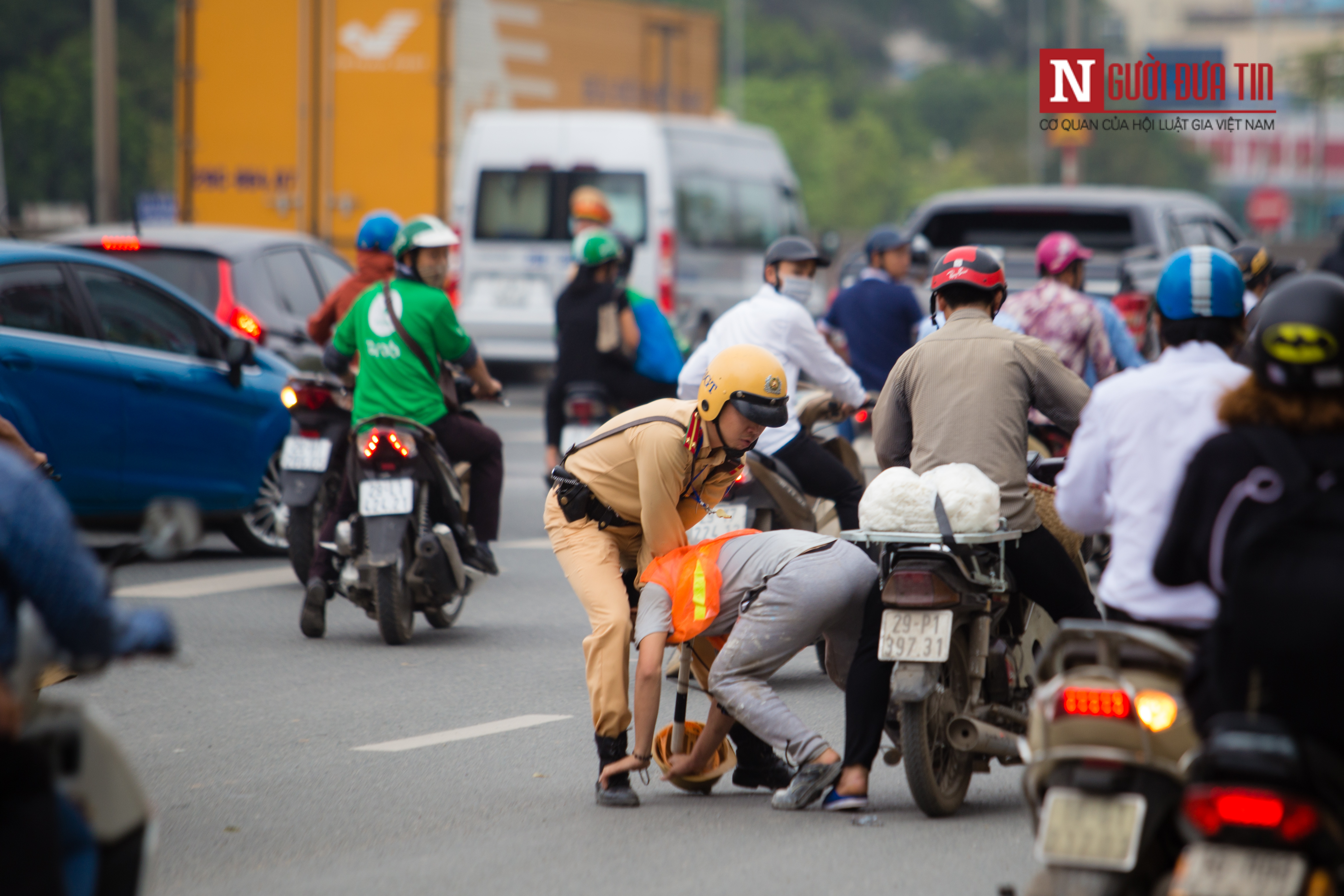 Tin nhanh - Hàng loạt phương tiện thô sơ bị xử phạt ở đường vành đai 3 trên cao (Hình 4).