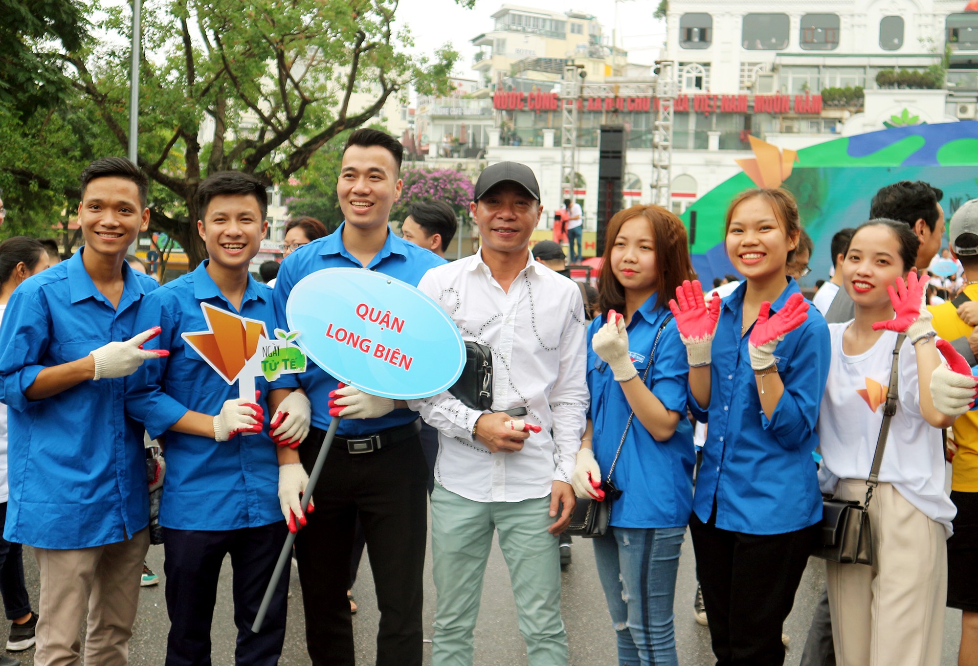 Tin nhanh - “Ông trùm” Phan Quân và “cô Đẩu” cùng hàng nghìn người hào hứng tham gia ngày tử tế  (Hình 5).