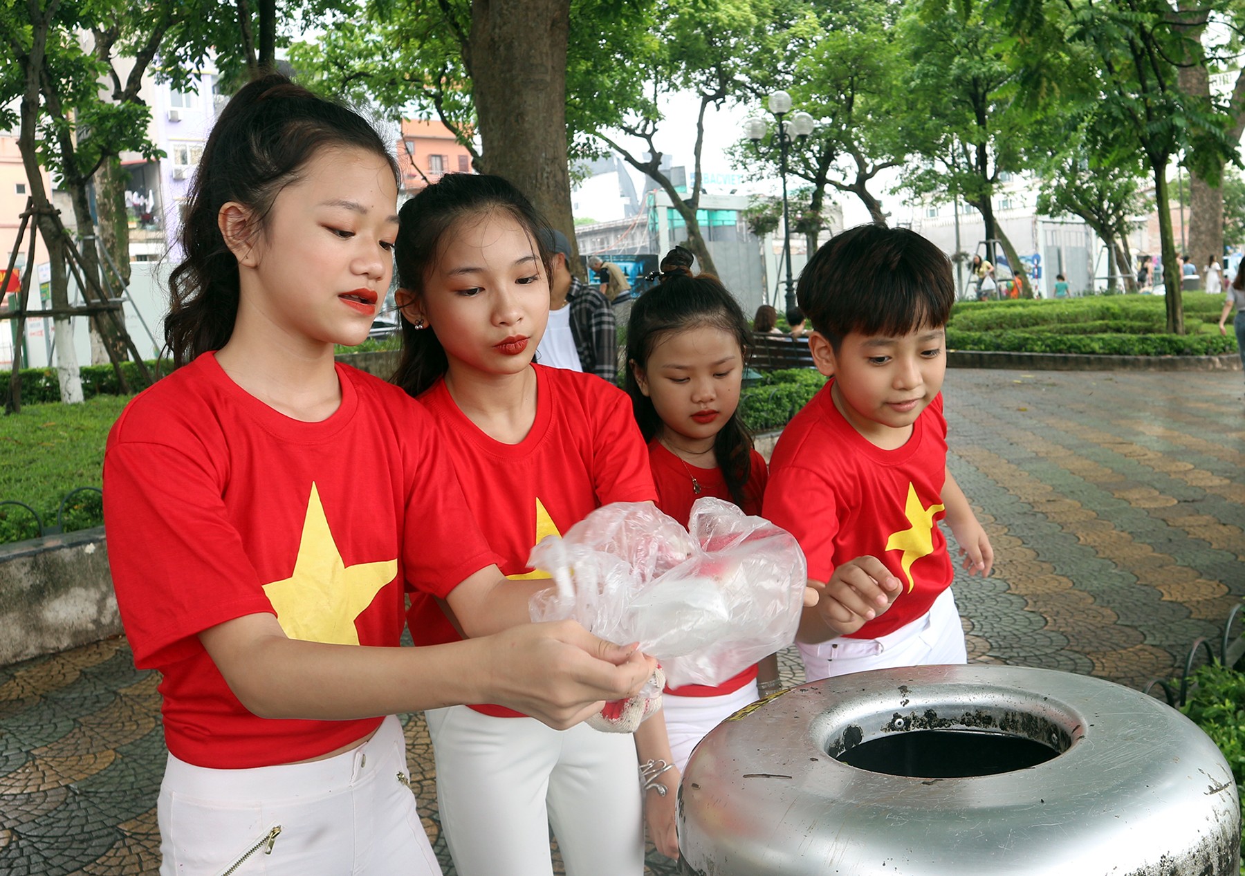 Tin nhanh - “Ông trùm” Phan Quân và “cô Đẩu” cùng hàng nghìn người hào hứng tham gia ngày tử tế  (Hình 13).