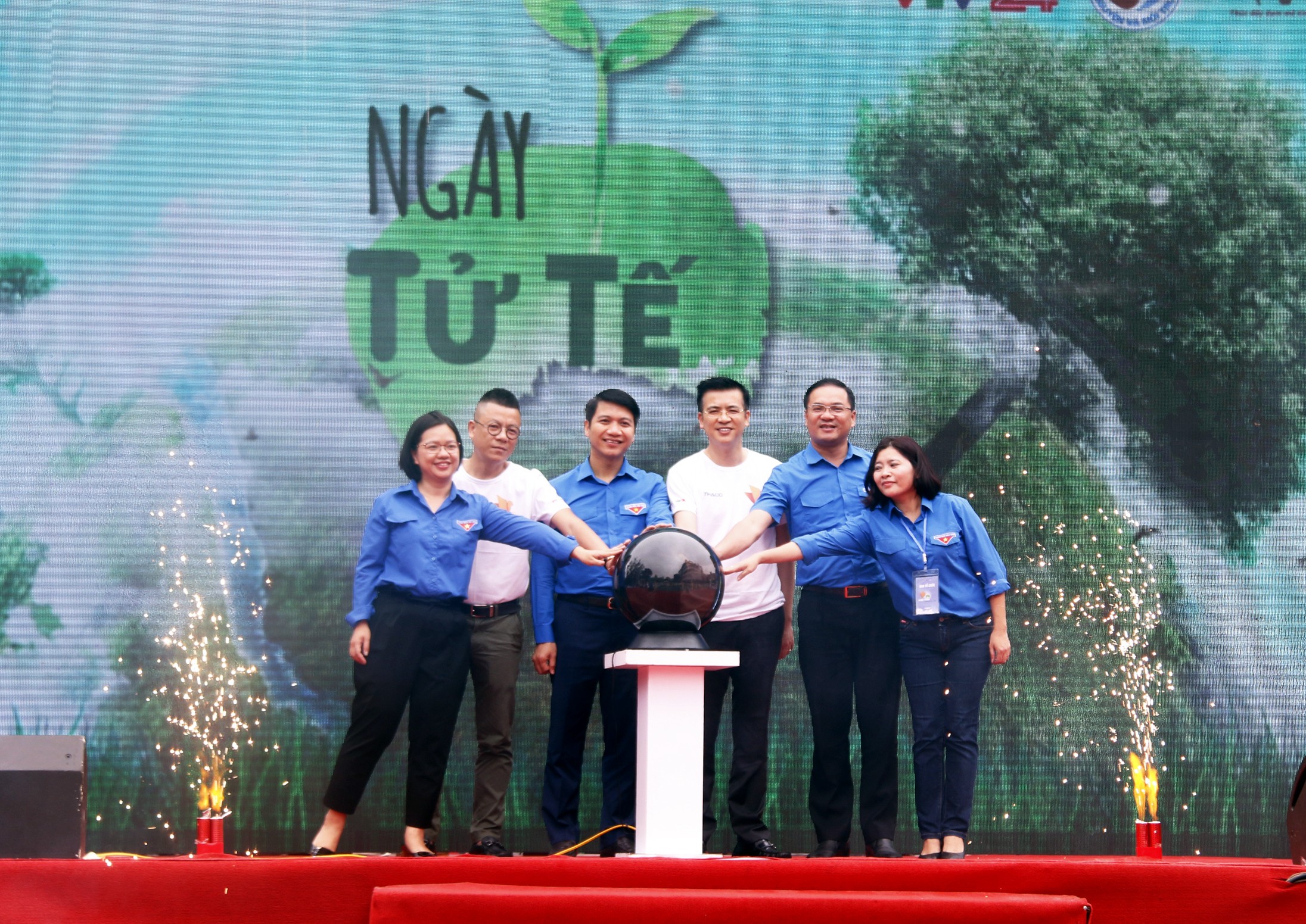 Tin nhanh - “Ông trùm” Phan Quân và “cô Đẩu” cùng hàng nghìn người hào hứng tham gia ngày tử tế  (Hình 2).