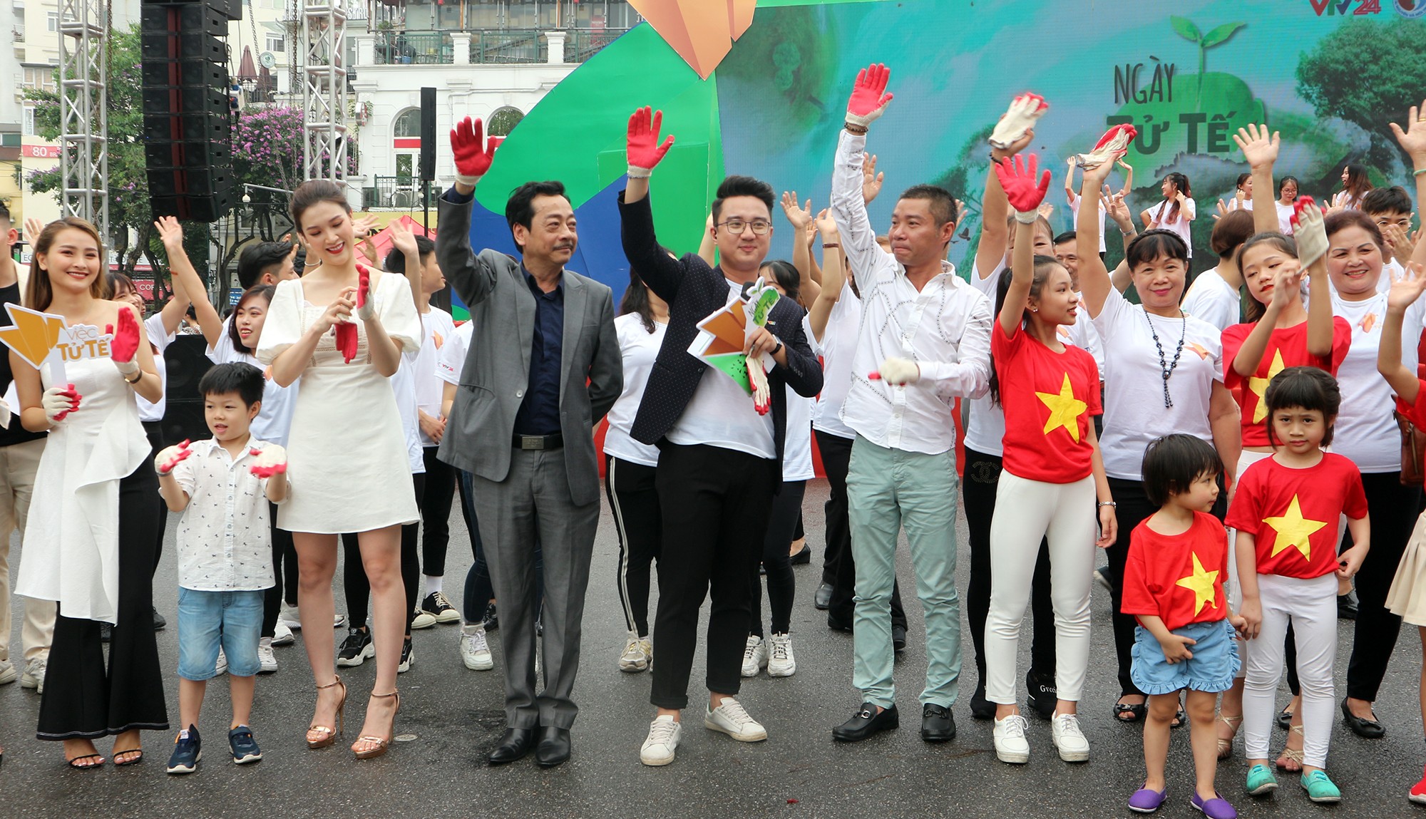 Tin nhanh - “Ông trùm” Phan Quân và “cô Đẩu” cùng hàng nghìn người hào hứng tham gia ngày tử tế 