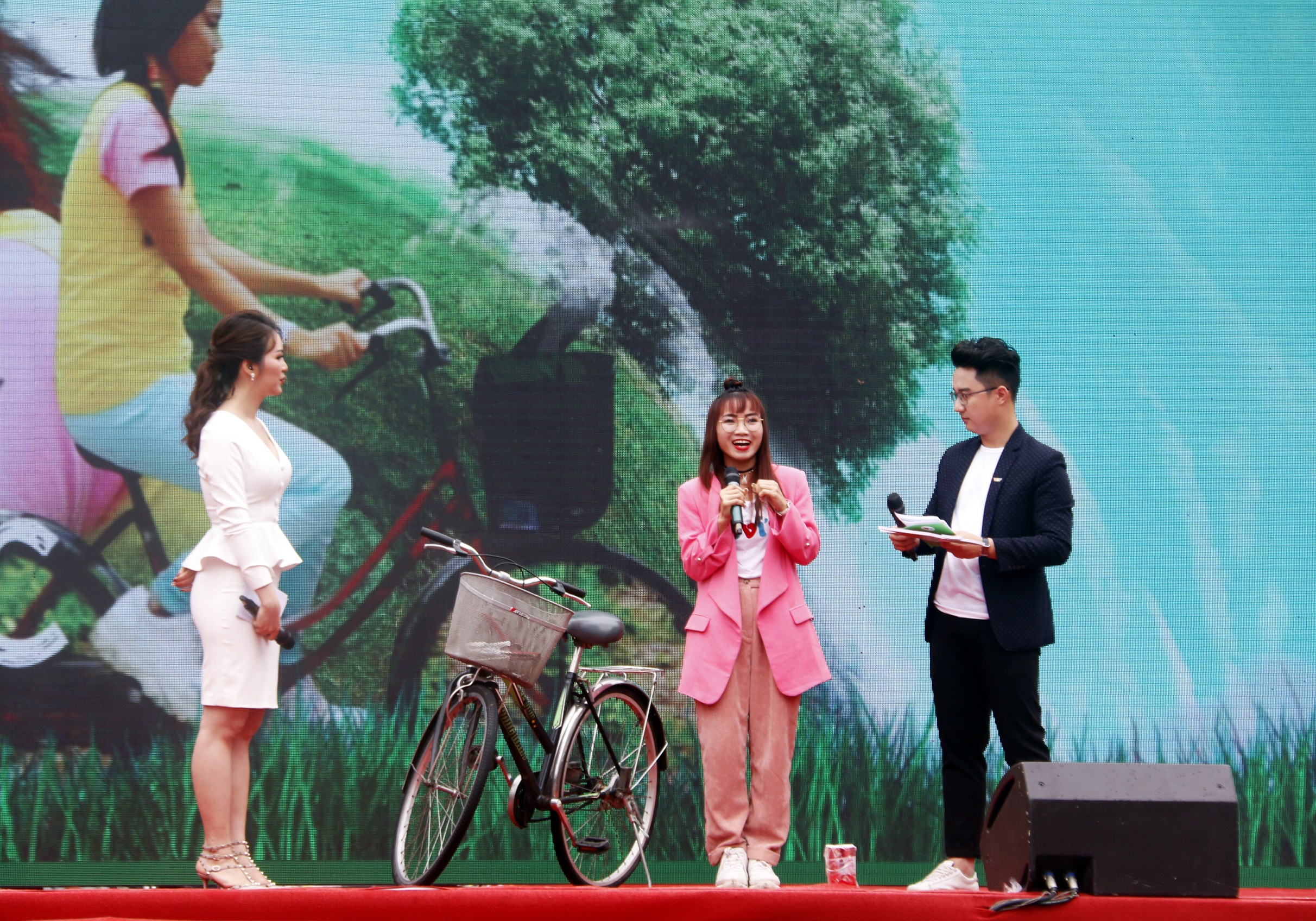 Tin nhanh - “Ông trùm” Phan Quân và “cô Đẩu” cùng hàng nghìn người hào hứng tham gia ngày tử tế  (Hình 8).